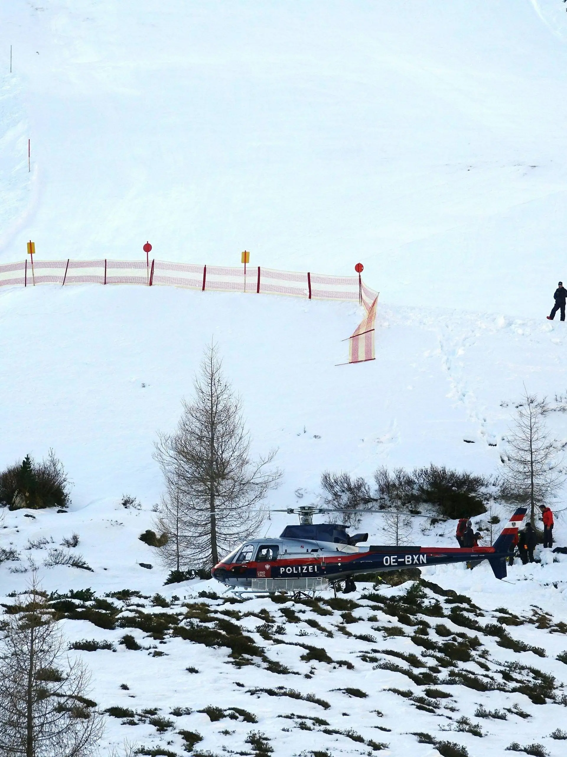 01.01.2023, Österreich, Hintertux: Ein Polizei-Hubschrauber steht an einer Unfallstelle am Hintertuxer Gletscher im Zillertal, wo eine 28-jährige Niederländerin tödlich verunglückte. Foto: Zoom.Tirol/APA/dpa +++ dpa-Bildfunk +++