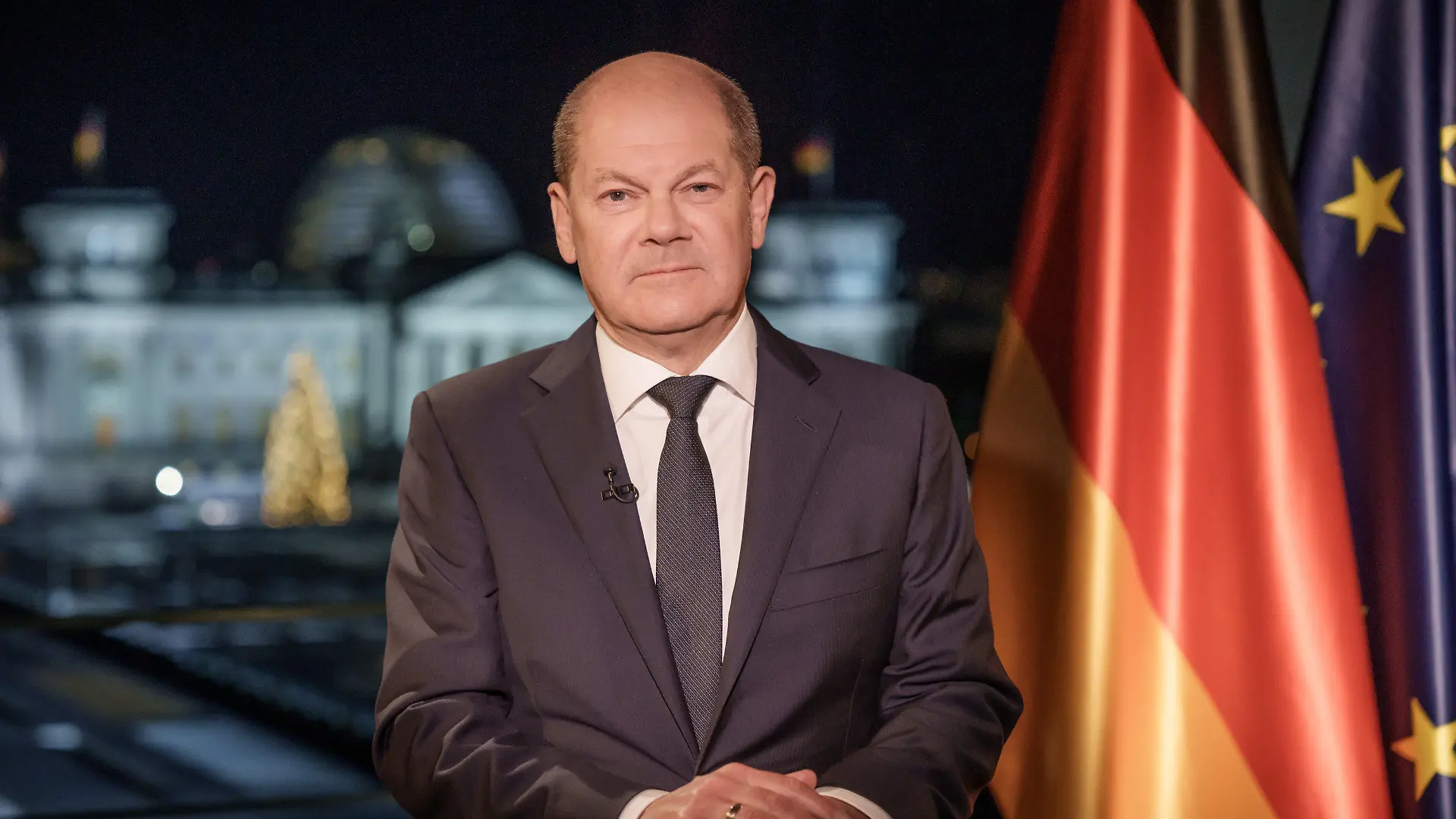 30.12.2022, Berlin: Bundeskanzler Olaf Scholz (SPD) sitzt bei der Aufzeichnung der Neujahrsansprache im Kanzleramt. 
SPERRFRISTEN: Zeitungen: Frei für Samstagszeitungen, 31. Dezember 2022.
Agenturen: Frei nach Veröffentlichung unter Angabe der Sperrfrist: 31. Dezember 2022, 00:00 Uhr Foto: Michael Kappeler/dpa Pool/dpa +++ dpa-Bildfunk +++