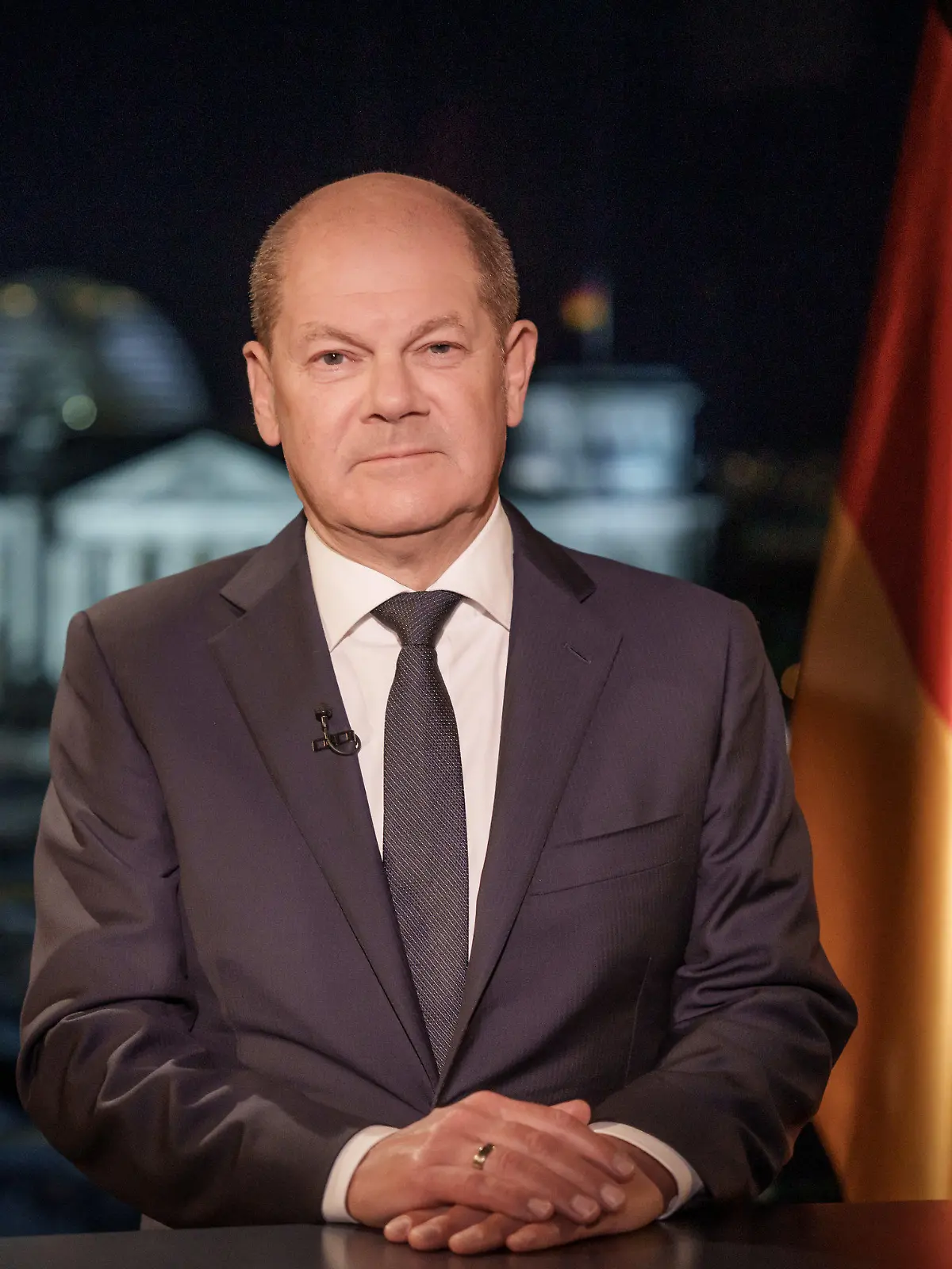 30.12.2022, Berlin: Bundeskanzler Olaf Scholz (SPD) sitzt bei der Aufzeichnung der Neujahrsansprache im Kanzleramt. 
SPERRFRISTEN: Zeitungen: Frei für Samstagszeitungen, 31. Dezember 2022.
Agenturen: Frei nach Veröffentlichung unter Angabe der Sperrfrist: 31. Dezember 2022, 00:00 Uhr Foto: Michael Kappeler/dpa Pool/dpa +++ dpa-Bildfunk +++