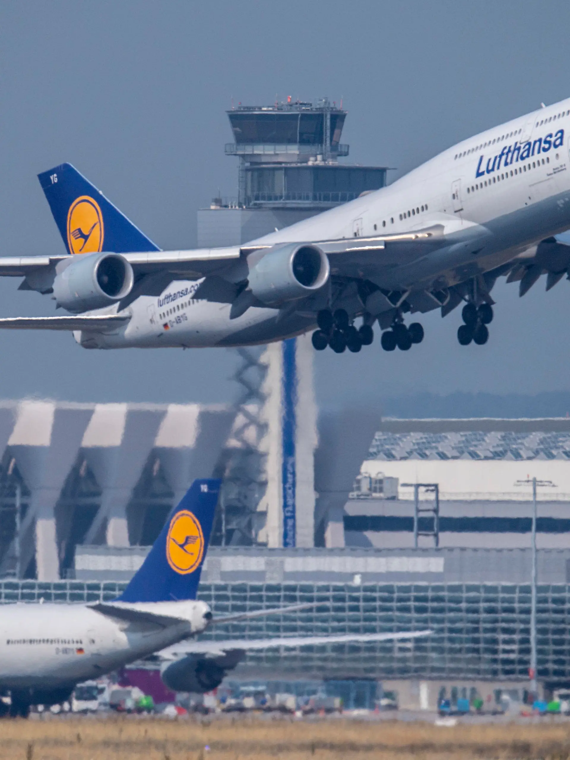 ARCHIV - 27.08.2019, Hessen, Frankfurt/Main: Eine Passagiermaschine vom Typ Boeing 747 der Lufthansa startet auf dem Flughafen. Mit einem weit überdurchschnittlichen Tarifabschluss hat die Lufthansa den Tarifkonflikt mit ihrem Bodenpersonal beigelegt. (zu dpa "Lufthansa kauft sich aus dem Chaos frei") Foto: Boris Roessler/dpa +++ dpa-Bildfunk +++