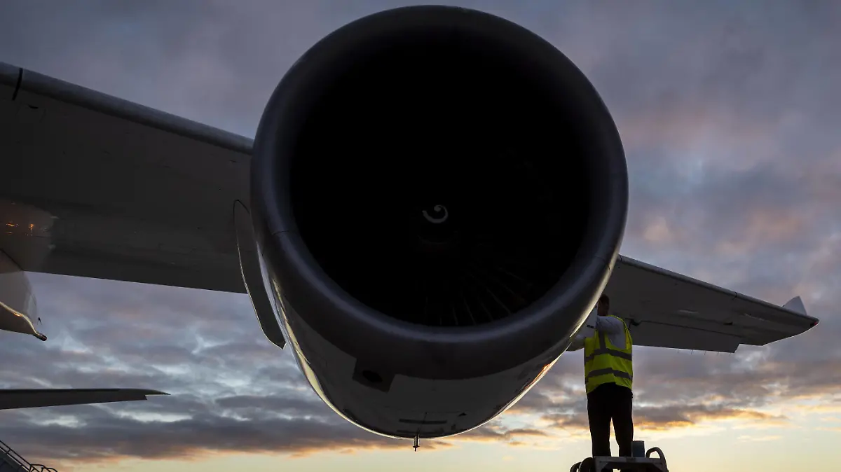  Ankunft von Bundesfinanzminister Olaf Scholz, SPD, in Washington, hier arbeitet ein Techniker am Triebwerk eines Airbus A 340 der Flugbereitschaft der Bundeswehr BMVG auf dem Rollfeld. 12.10.2021 Washington USA *** Arrival of Federal Minister of Finance Olaf Scholz, SPD, in Washington, here a technician works on the engine of an Airbus A 340 of the Bundeswehr Air Force BMVG on the tarmac 12 10 2021 Washington USA Copyright: xThomasxKoehler/photothek.dex
