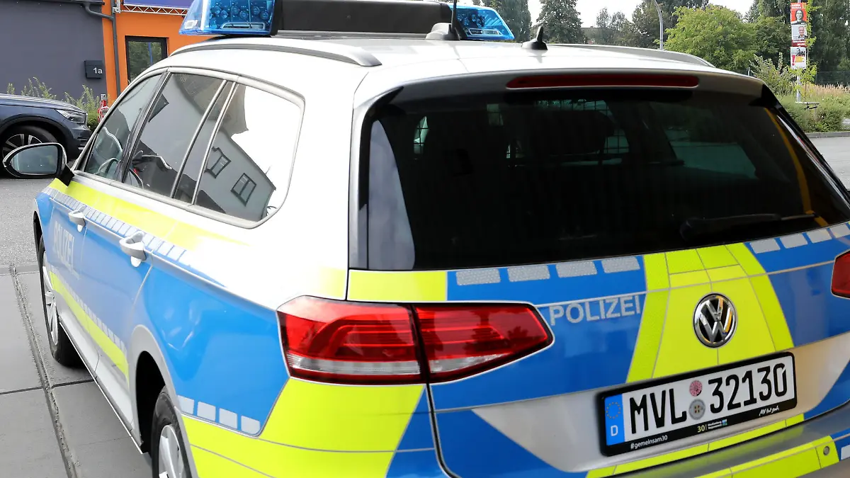 Ein Streifenwagen der Polizei steht nach dem Tanken an einer Tankstelle. Bei der Polizei in Mecklenburg-Vorpommern sind die Kraftstoffausgaben im ersten Halbjahr 2021 im Vergleich zum Vorjahreszeitraum um rund 15 Prozent auf 1,07 Millionen Euro gestiegen. Der Fuhrpark der Landespolizei umfasst insgesamt 1119 Kraftfahrzeuge - 90 Prozent davon sind Dieselfahrzeuge.