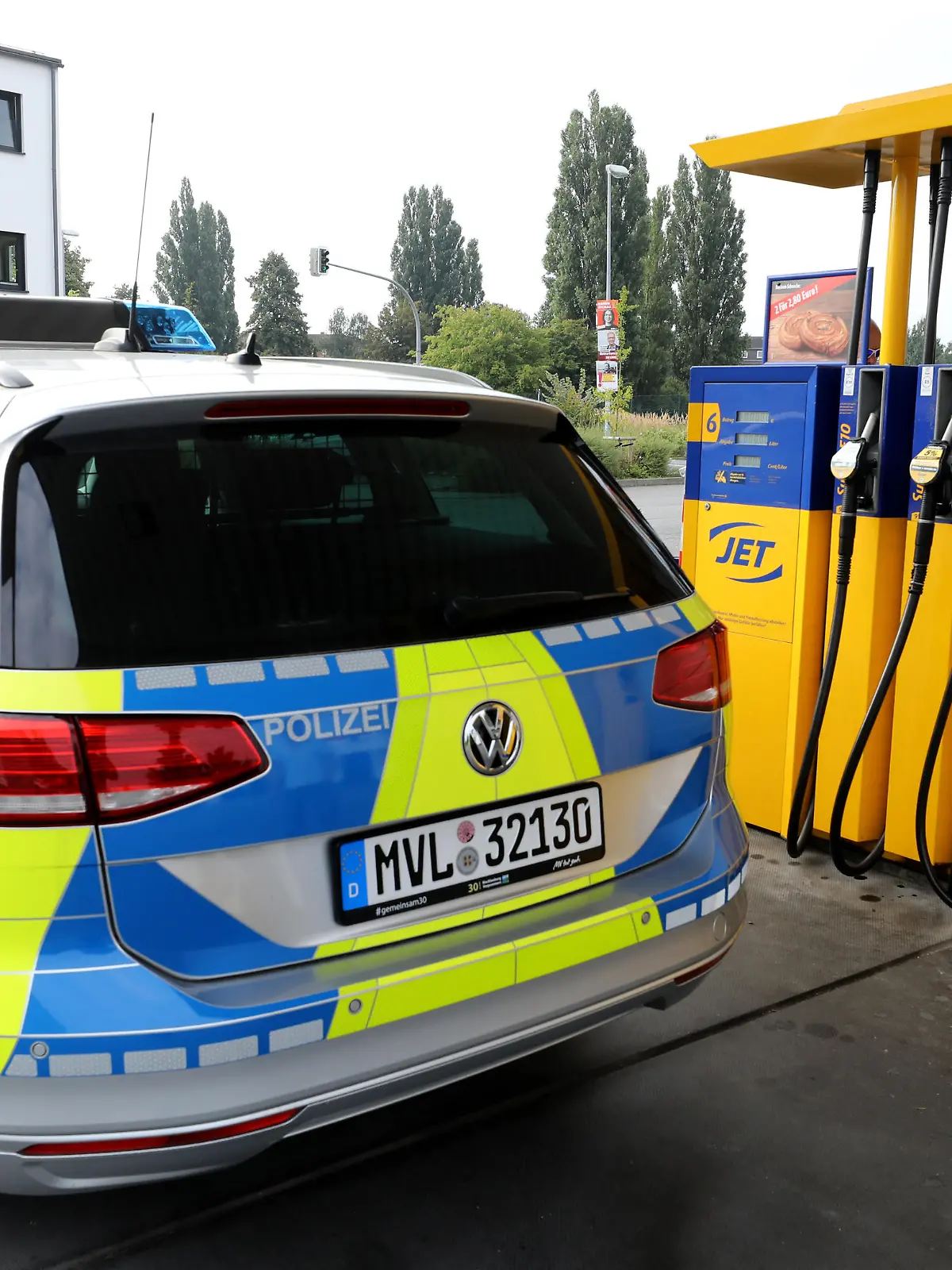 Ein Streifenwagen der Polizei steht nach dem Tanken an einer Tankstelle. Bei der Polizei in Mecklenburg-Vorpommern sind die Kraftstoffausgaben im ersten Halbjahr 2021 im Vergleich zum Vorjahreszeitraum um rund 15 Prozent auf 1,07 Millionen Euro gestiegen. Der Fuhrpark der Landespolizei umfasst insgesamt 1119 Kraftfahrzeuge - 90 Prozent davon sind Dieselfahrzeuge.