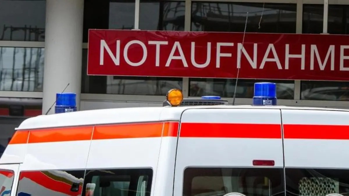 Ein Krankenwagen fährt vor die Notaufnahme der Klinik. Foto: Armin Weigel/Archiv