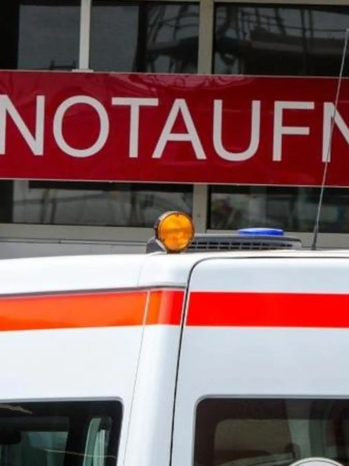 Ein Krankenwagen fährt vor die Notaufnahme der Klinik. Foto: Armin Weigel/Archiv