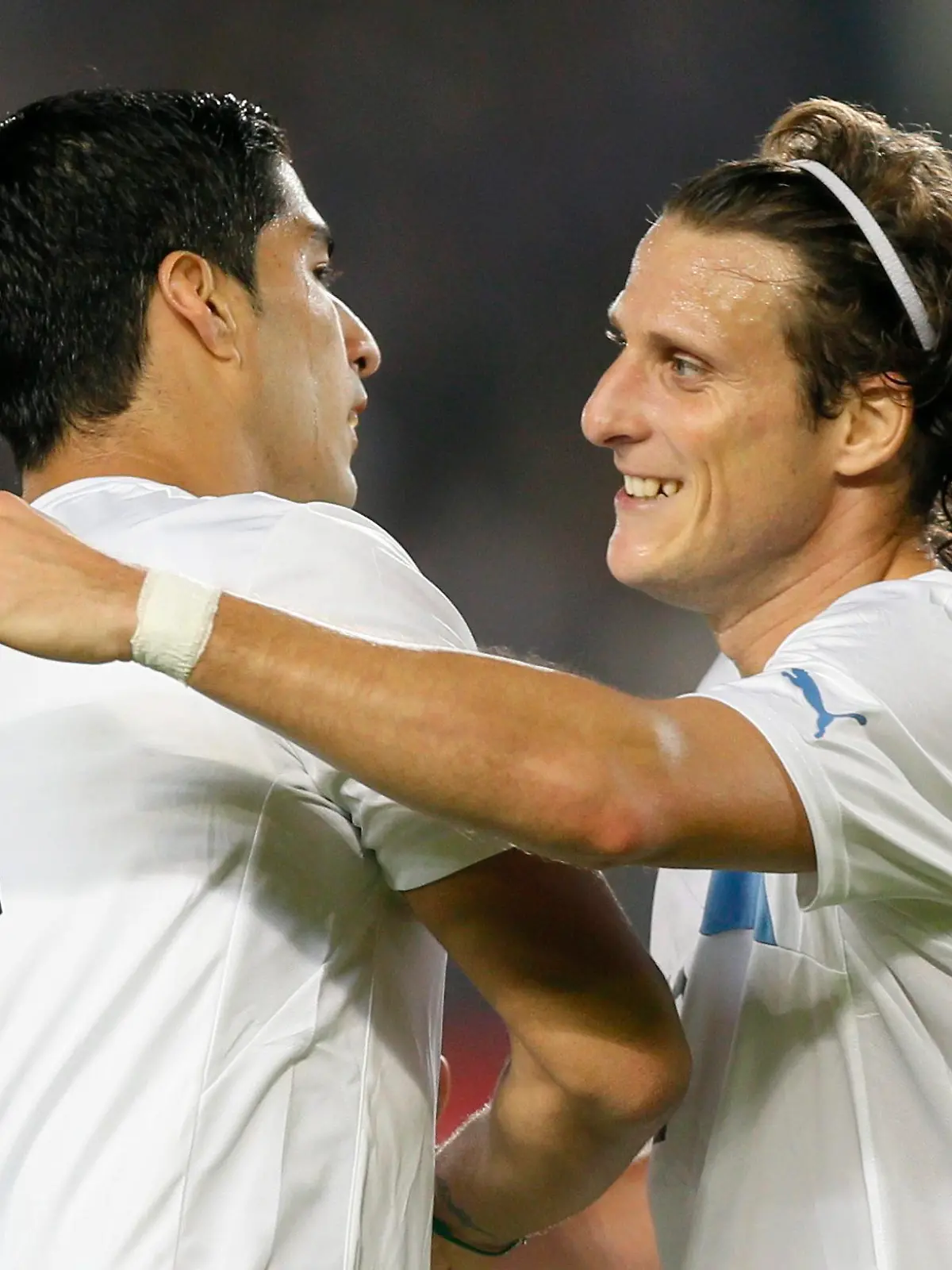 (File) Uruguay's striker Luis Suarez (L) celebrates with teammate forward Diego Forlan (R) after scoring the team's third goal against Japan during the first half of an international friendly match at Miyagi Stadium in Rifu, Miyagi Prefecture, northern Japan, 14 August 2013. EPA/KIMIMASA MAYAMA (zu dpa «WM-Spieler 2010 wieder im Mittelpunkt: Uruguays Forlán» am 28.05.2014) +++(c) dpa - Bildfunk+++