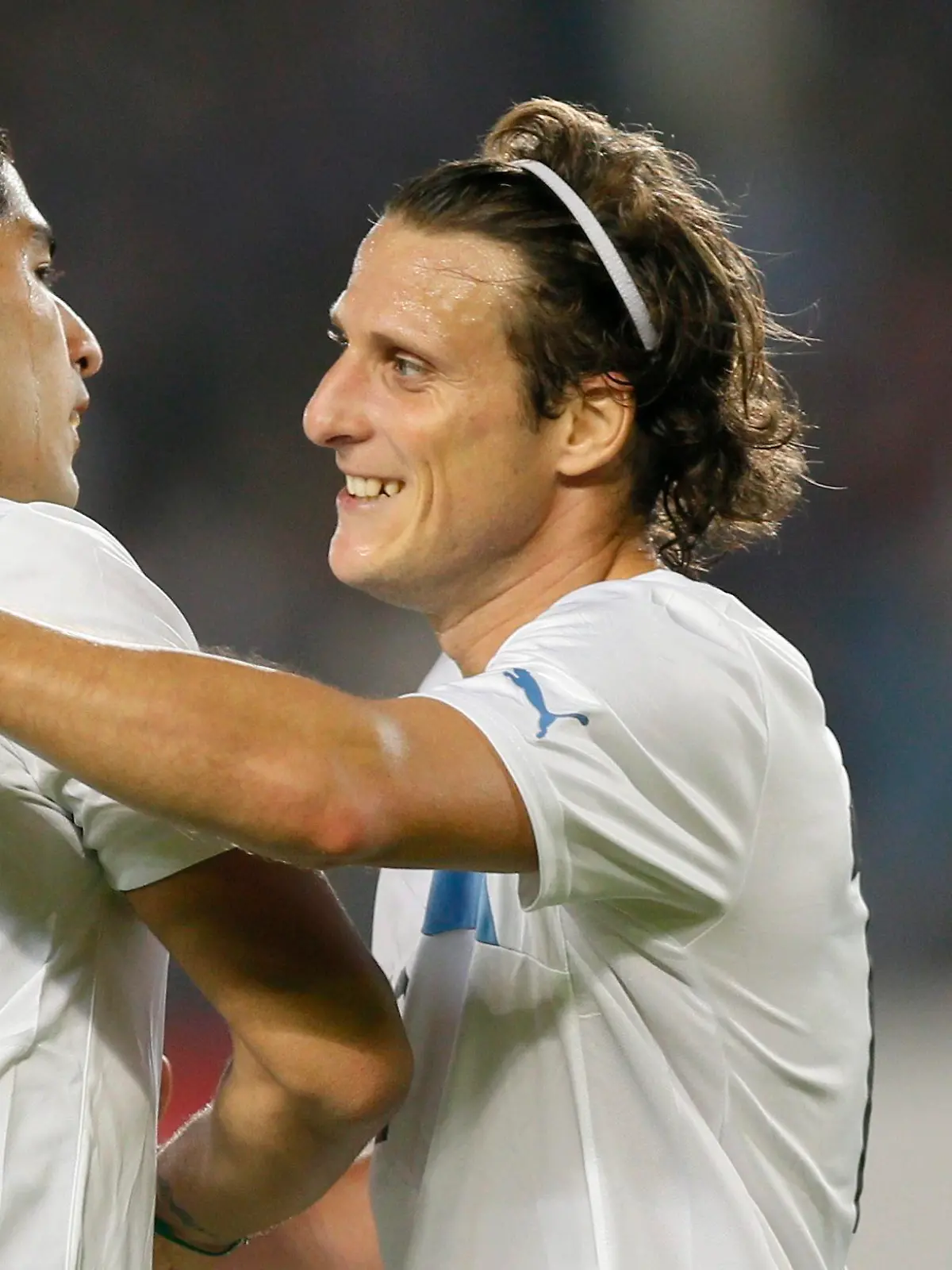 (File) Uruguay's striker Luis Suarez (L) celebrates with teammate forward Diego Forlan (R) after scoring the team's third goal against Japan during the first half of an international friendly match at Miyagi Stadium in Rifu, Miyagi Prefecture, northern Japan, 14 August 2013. EPA/KIMIMASA MAYAMA (zu dpa «WM-Spieler 2010 wieder im Mittelpunkt: Uruguays Forlán» am 28.05.2014) +++(c) dpa - Bildfunk+++