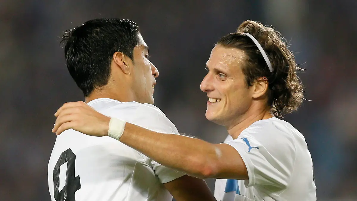 (File) Uruguay's striker Luis Suarez (L) celebrates with teammate forward Diego Forlan (R) after scoring the team's third goal against Japan during the first half of an international friendly match at Miyagi Stadium in Rifu, Miyagi Prefecture, northern Japan, 14 August 2013. EPA/KIMIMASA MAYAMA (zu dpa «WM-Spieler 2010 wieder im Mittelpunkt: Uruguays Forlán» am 28.05.2014) +++(c) dpa - Bildfunk+++