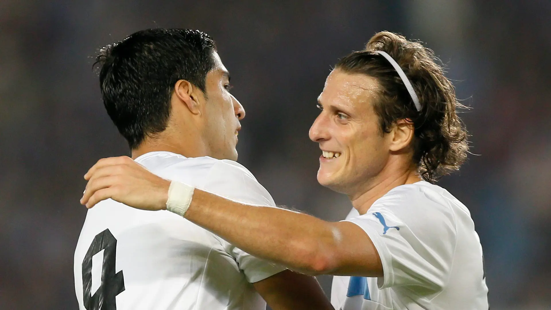(File) Uruguay's striker Luis Suarez (L) celebrates with teammate forward Diego Forlan (R) after scoring the team's third goal against Japan during the first half of an international friendly match at Miyagi Stadium in Rifu, Miyagi Prefecture, northern Japan, 14 August 2013. EPA/KIMIMASA MAYAMA (zu dpa «WM-Spieler 2010 wieder im Mittelpunkt: Uruguays Forlán» am 28.05.2014) +++(c) dpa - Bildfunk+++