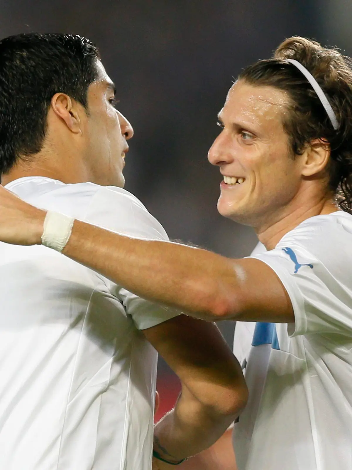 (File) Uruguay's striker Luis Suarez (L) celebrates with teammate forward Diego Forlan (R) after scoring the team's third goal against Japan during the first half of an international friendly match at Miyagi Stadium in Rifu, Miyagi Prefecture, northern Japan, 14 August 2013. EPA/KIMIMASA MAYAMA (zu dpa «WM-Spieler 2010 wieder im Mittelpunkt: Uruguays Forlán» am 28.05.2014) +++(c) dpa - Bildfunk+++