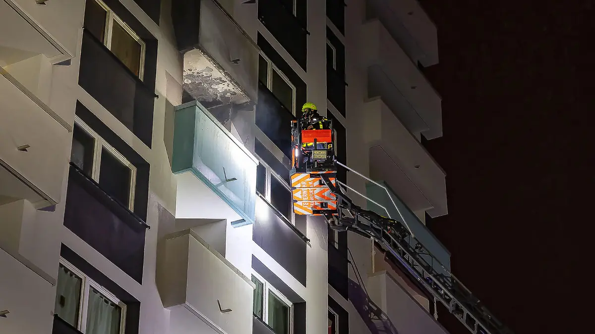 Die Feuerwehr löscht einen Brand in einem Hochhaus, den eine fehlgeleitete Silvesterrakete ausgelöst hat. Die Rakete war vor dem Haus abgefeuert worden und setzte nach Angaben der Feuerwehr erst einen Balkon im sechsten Stock des Gebäudes in Brand, bevor die Flammen auf die Wohnung übergriffen. Die Einsatzkräfte konnten das Feuer schließlich löschen. Eine Frau erlitt eine Rauchvergiftung und wurde ins Krankenhaus gebracht.