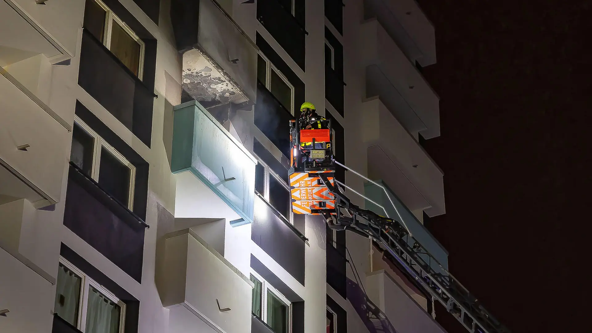 Die Feuerwehr löscht einen Brand in einem Hochhaus, den eine fehlgeleitete Silvesterrakete ausgelöst hat. Die Rakete war vor dem Haus abgefeuert worden und setzte nach Angaben der Feuerwehr erst einen Balkon im sechsten Stock des Gebäudes in Brand, bevor die Flammen auf die Wohnung übergriffen. Die Einsatzkräfte konnten das Feuer schließlich löschen. Eine Frau erlitt eine Rauchvergiftung und wurde ins Krankenhaus gebracht.