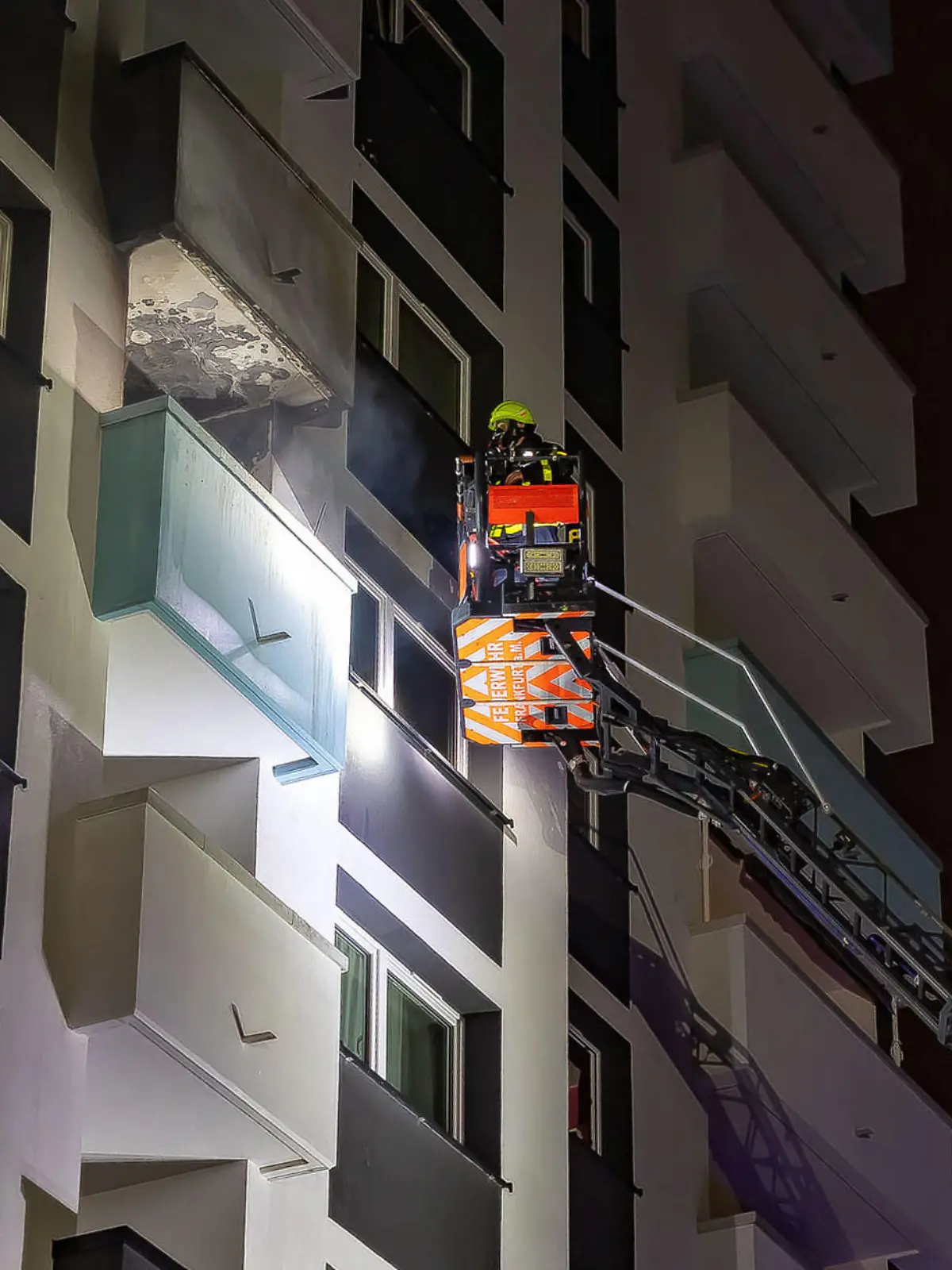 Die Feuerwehr löscht einen Brand in einem Hochhaus, den eine fehlgeleitete Silvesterrakete ausgelöst hat. Die Rakete war vor dem Haus abgefeuert worden und setzte nach Angaben der Feuerwehr erst einen Balkon im sechsten Stock des Gebäudes in Brand, bevor die Flammen auf die Wohnung übergriffen. Die Einsatzkräfte konnten das Feuer schließlich löschen. Eine Frau erlitt eine Rauchvergiftung und wurde ins Krankenhaus gebracht.