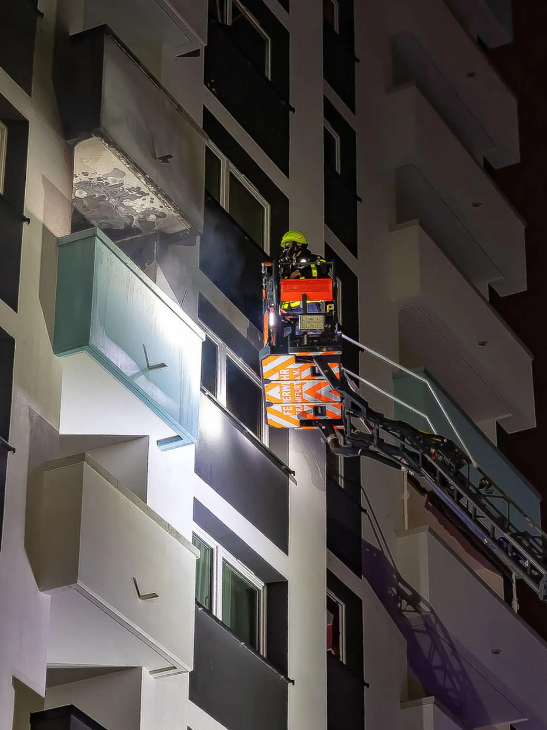 Die Feuerwehr löscht einen Brand in einem Hochhaus, den eine fehlgeleitete Silvesterrakete ausgelöst hat. Die Rakete war vor dem Haus abgefeuert worden und setzte nach Angaben der Feuerwehr erst einen Balkon im sechsten Stock des Gebäudes in Brand, bevor die Flammen auf die Wohnung übergriffen. Die Einsatzkräfte konnten das Feuer schließlich löschen. Eine Frau erlitt eine Rauchvergiftung und wurde ins Krankenhaus gebracht.