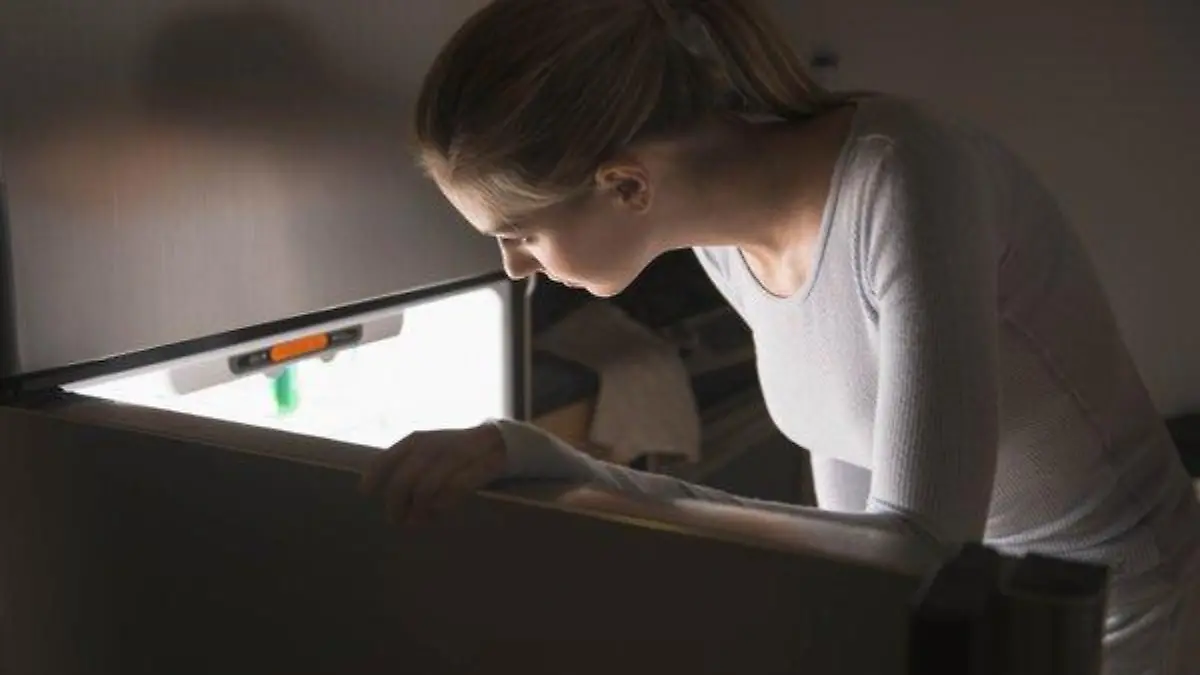 Woman opening fridge at night, Frau nachts am Kuehlschrank Keine Weitergabe an Drittverwerter.