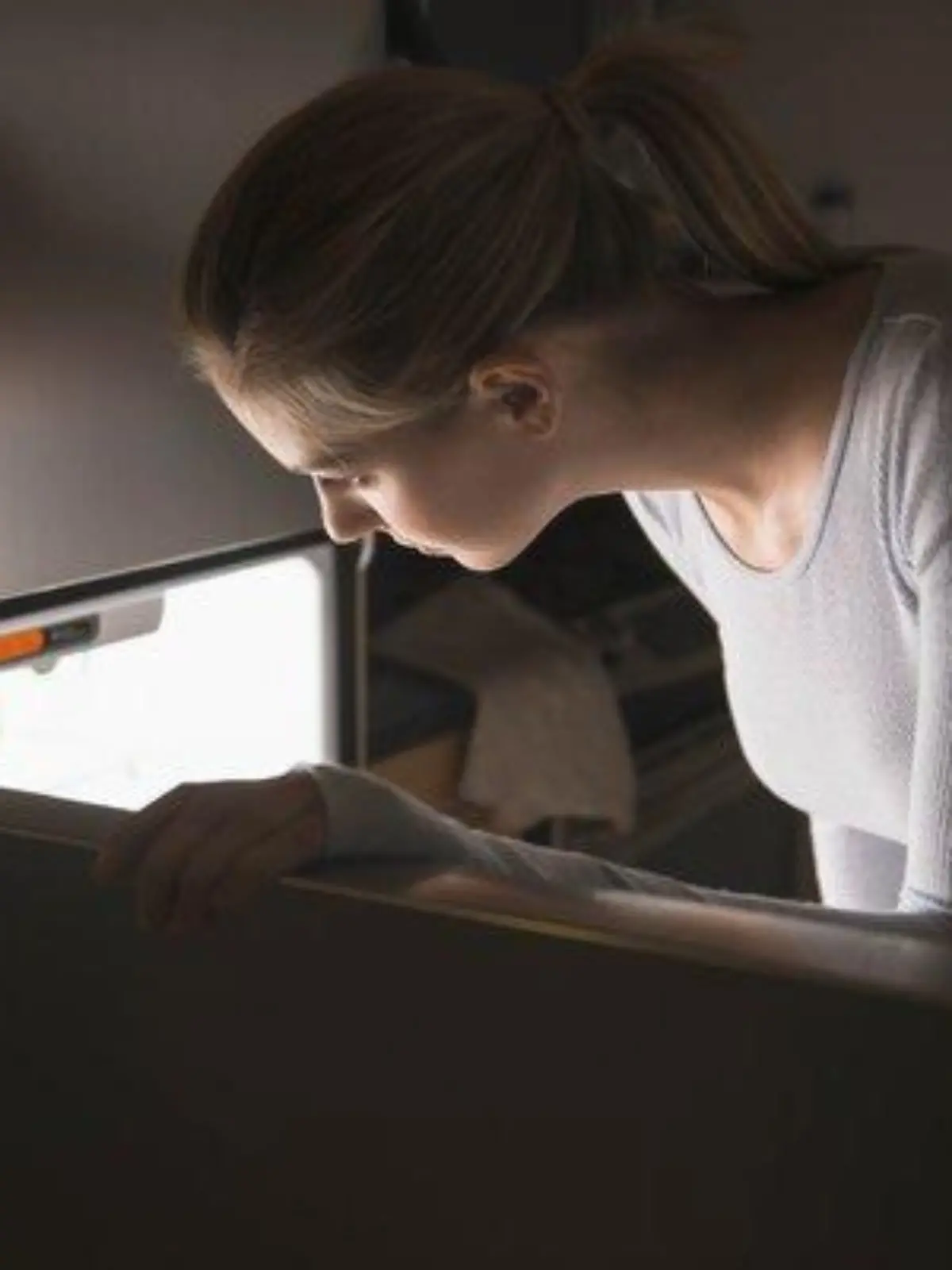 Woman opening fridge at night, Frau nachts am Kuehlschrank Keine Weitergabe an Drittverwerter.
