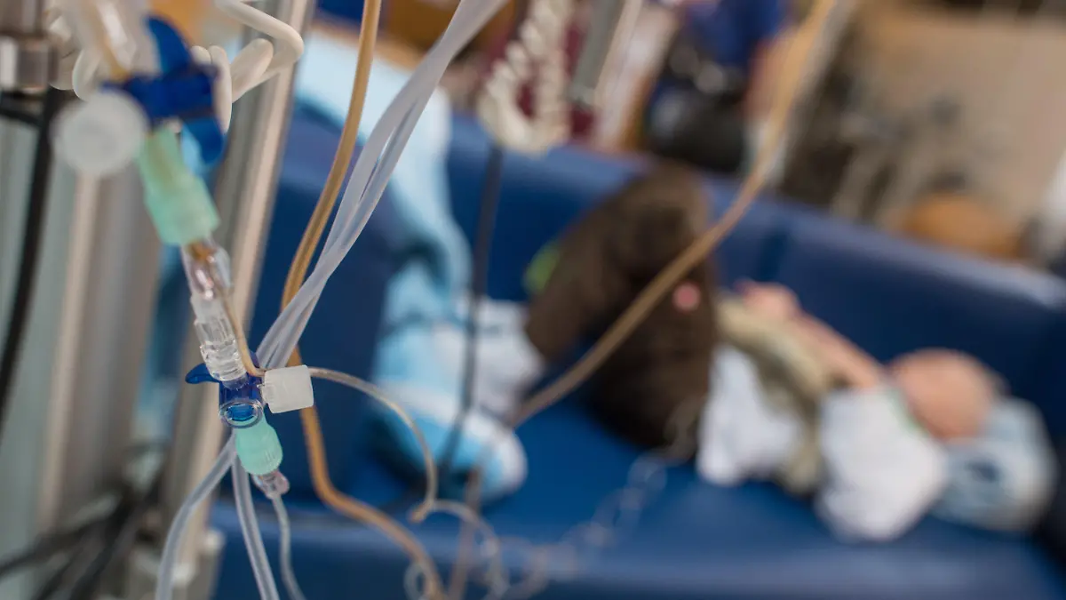 ARCHIV - 16.12.2015, Bayern, München: Ein kleiner Junge, der an Leukämie erkrankt ist, erhält in einem Kinderkrankenhaus im Rahmen einer Chemotherapie eine Infusion. Jedes Jahr bekommen etwa 700 Kinder in Deutschland die Diagnose Blutkrebs. Vor wenigen Jahrzehnten war dies praktisch ein Todesurteil. Inzwischen überleben die meisten Kinder diese Krankheit. (zu dpa «Chemo und ein abwischbares Sofa: Wie ein Kind mit Blutkrebs lebt») Foto: picture alliance / Matthias Balk/dpa +++ dpa-Bildfunk +++