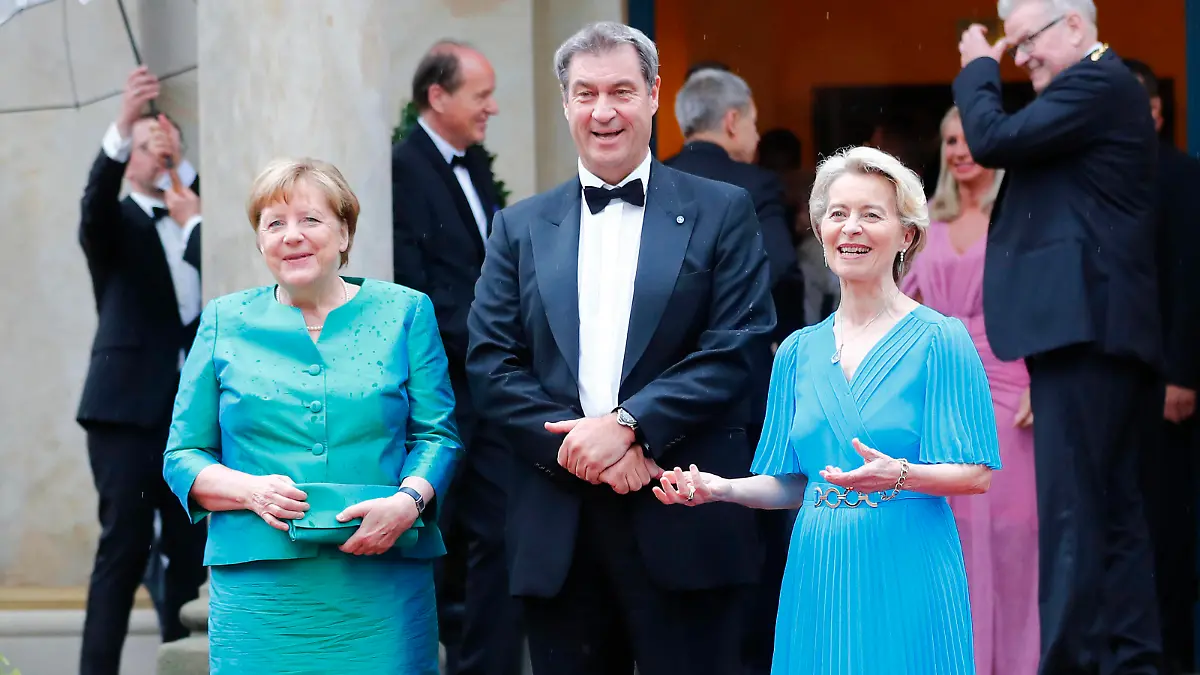 Eröffnung der 111. Richard-Wagner-Festspiele in Bayreuth mit der Neuinszenierung von Parsifal Promis geht über den roten Teppich zum Königsportal des Festspielhauses in Bayreuth Dr. Angela Merkel Altbundeskanzlerin der Bundesrepublik Deutschland Dr. Markus Söder Ministerpräsident des Freistaates Bayern Ursula von der Leyen EU-Kommissionspräsidentin *** Opening of the 111 Richard Wagner Festival in Bayreuth with the new production of Parsifal Celebrities walk the red carpet to the Kings Portal of the Festspielhaus in Bayreuth Dr Angela Merkel Former Chancellor of the Federal Republic of Germany Dr Markus Söder Minister President of the Free State of Bavaria Ursula von der Leyen EU Commission President