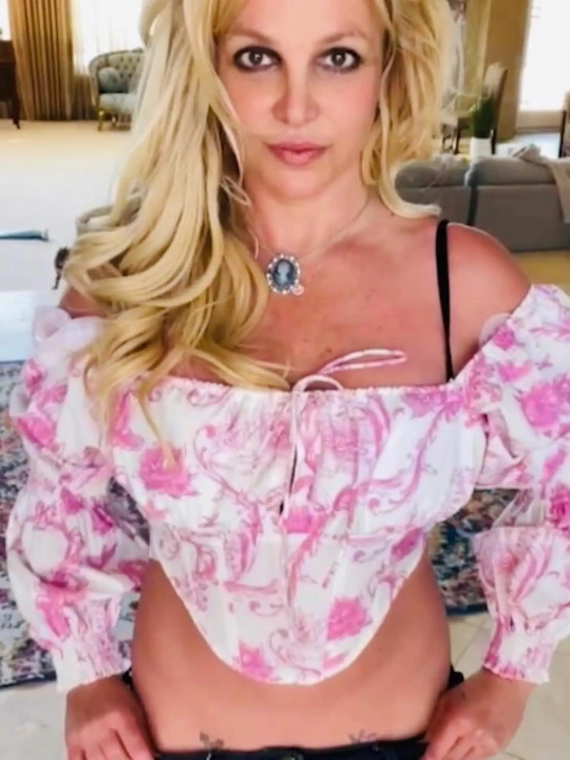 Versteckt sie hier etwa clever ihren Babybauch? Vor einem Tag hat Sängerin Britney Spears dieses Foto bei Instagram gepostet – jetzt bestätigt die 40-Jährige ihre Schwangerschaft. Es wäre das dritte Kind der Sängerin, zusammen mit ihrem Ex Kevin Federline hat sie zwei Söhne. Ihre Fans gratulieren ihr bereits zum erneuten Babyglück. Vor einem Monat noch schrieb sie bei Instagram, dass sie mit ihrem Verlobten eine Familie gründen möchte – dieser Traum scheint nun für sie wahr zu werden.