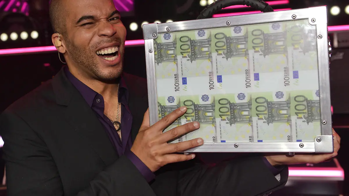 Der Sieger, Willy Hubbard posiert am 22.05.2014 in Köln (Nordrhein-Westfalen) nach der Pro7 Liveshow _Keep Your Light Shining_. Foto: Henning Kaiser/dpa