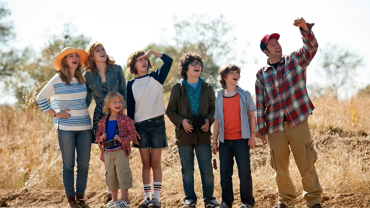 HANDOUT - Drew Barrymore (l-r), Bella Thorne, Alyvia Alyn Lind, Emma Fuhrmann, Braxton Beckham, Kyle Red Silverstein und Adam Sandler in einer undatierten Szene des Films «Urlaubsreif». Der Film kommt am 22.05.2014 ins Kino. dpa (zu dpa-Kinostarts vom 15.05.2014) ACHTUNG: Verwendung nur für redaktionelle Zwecke im Zusammenhang mit der Berichterstattung über diesen Film und nur mit Urheber-Nennung Foto: David Bloomer/Warner Bros/dpa bis zum 22.08.2014 +++(c) dpa - Bildfunk+++