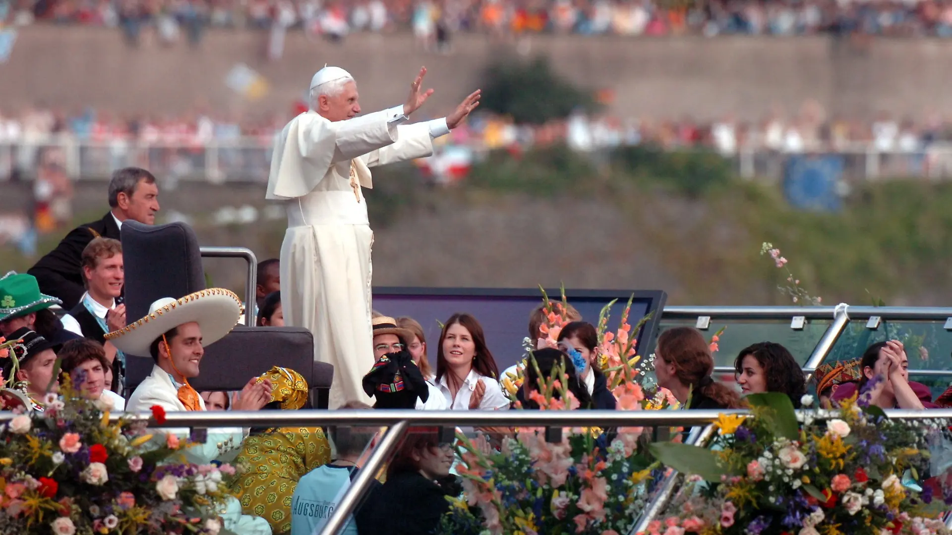 ARCHIV - 18.08.2005, Nordrhein-Westfalen, Köln: Der damalige Papst Benedikt XVI. grüßt von einem Schiff auf dem Rhein die Besucher des Weltjugendtages am Ufer in Köln. Der emeritierte Papst Benedikt XVI. ist am 31.12.2022 im Alter von 95 Jahren im Vatikan gestorben. Foto: Kay Nietfeld/dpa +++ dpa-Bildfunk +++