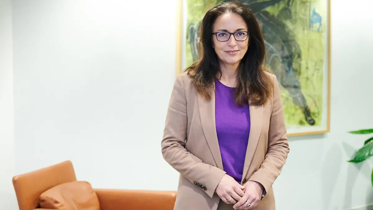 PRODUKTION - 14.12.2022, Berlin: Yasmin Fahimi, Vorsitzende des Deutschen Gewerkschaftsbunds (DGB), steht vor einem Interview im Bürogebäude am Hackeschen Markt. Fahimi hat vor dem Abbau zahlreicher Arbeitsplätze in Deutschland im neuen Jahr wegen der andauernden Energiepreiskrise gewarnt. (zu dpa "DGB-Chefin: «Existenzbedrohend, was sich in der Industrie abspielt»") Foto: Annette Riedl/dpa +++ dpa-Bildfunk +++