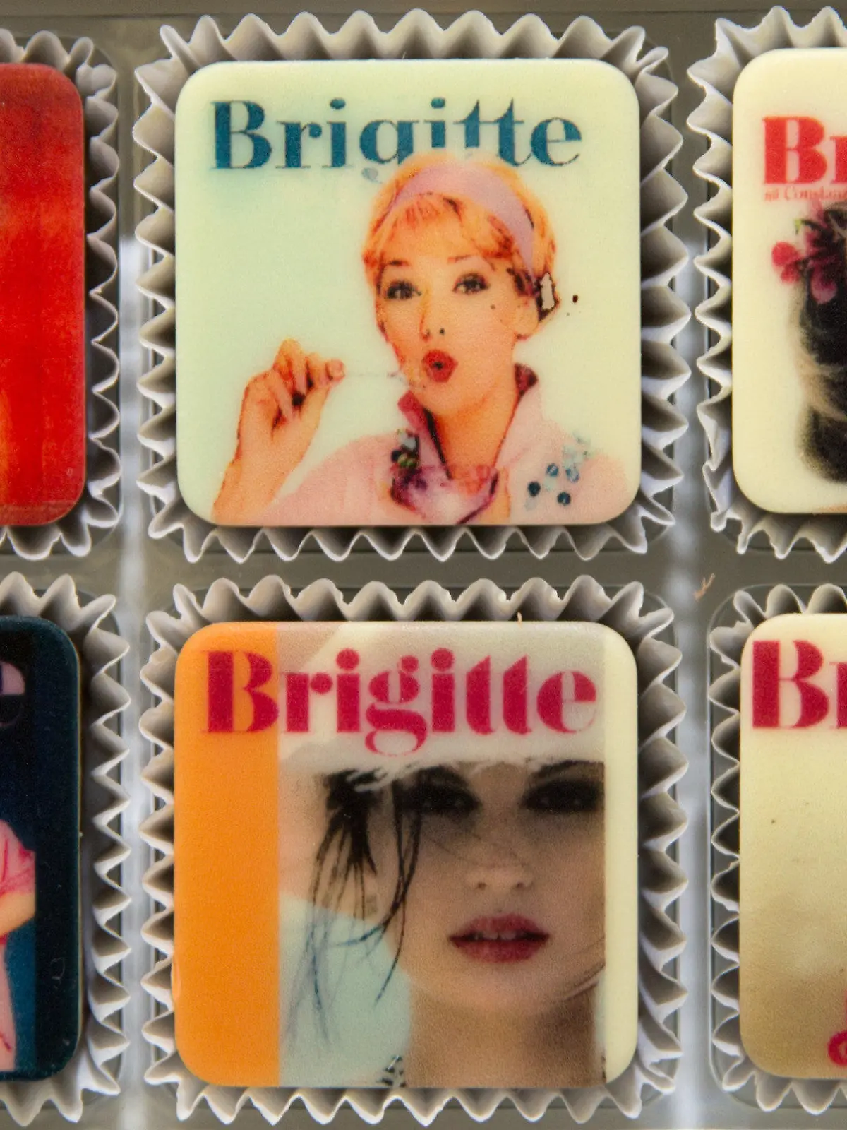 ARCHIV - ILLUSTRATION - Pralinen mit den Titeln verschiedenen Ausgaben der Frauenzeitschrift «Brigitte» liegen am 07.01.2014 auf einem Schreibtisch in Hamburg. Die Frauenzeitschrift «Brigitte» aus dem Verlag Gruner + Jahr bietet in ihrem 60. Jubiläumsjahr mit ihrer Markenfamilie verschiedenen neue Produkte. Foto: Christian Charisius/dpa (zu dpa «Frauenzeitschrift «Brigitte» seit 60 Jahren am Kiosk» vom 19.05.2014) +++(c) dpa - Bildfunk+++