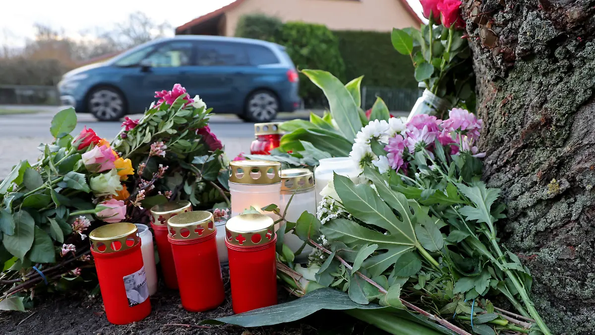 Blumen, Kerzen und Grablichter stehen am Straßenrand an einem Baum, wo am Morgen des 26.12.2022 eine 23-jährige Frau tot gefunden wurde. Sie wurde als Fußgängerin am Abend des 25.12.2022 angefahren und verstarb, der zunächst unbekannte Unfallfahrer flüchtete. Inzwischen hat sich eine 21-Jährige als mögliche Unfallfahrerin bei der Polizei gemeldet.