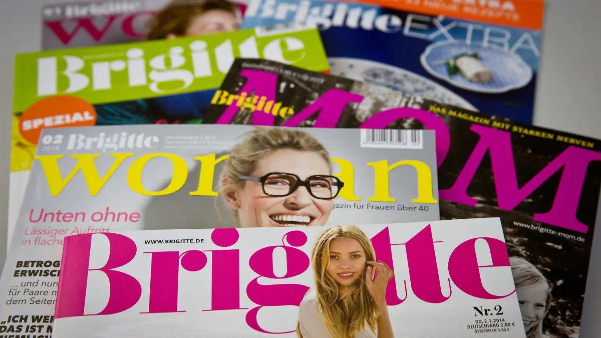 ARCHIV - ILLUSTRATION - Verschiedenen Ausgaben der Frauenzeitschrift «Brigitte» liegen am 07.01.2014 auf einem Schreibtisch in Hamburg. Die Frauenzeitschrift «Brigitte» kommt zu ihrem 60. Jubiläum einmalig auch im Pocket-Format heraus. Foto: Christian Charisius/dpa (zu dpa «Frauenzeitschrift «Brigitte» seit 60 Jahren am Kiosk» vom 19.05.2014) +++(c) dpa - Bildfunk+++