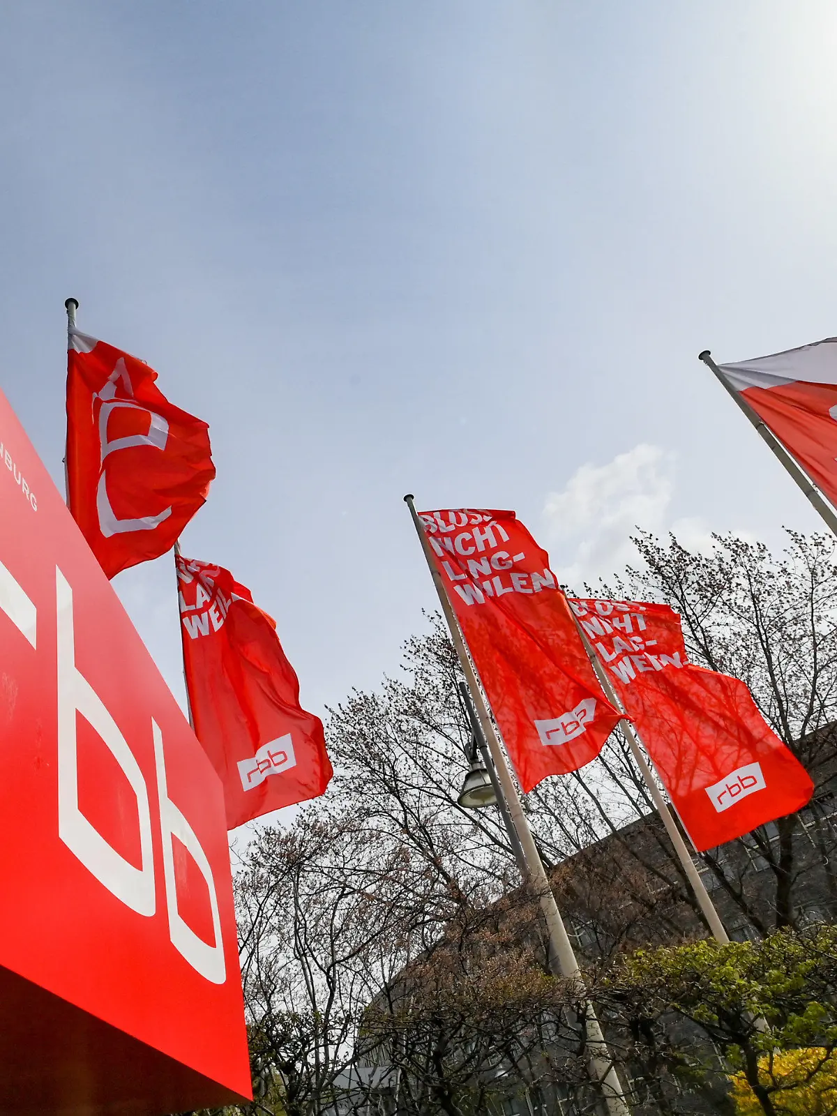 ARCHIV - 15.04.2021, Berlin: Das Logo und Fahnen des Fernsehsenders und Radiosenders Rundfunk Berlin-Brandenburg rbb am Standort Berlin Masurenallee.(zu dpa "Abgeordnetenhaus wählt vier Politiker in RBB-Rundfunkrat") Foto: Jens Kalaene/dpa-Zentralbild/ZB +++ dpa-Bildfunk +++
