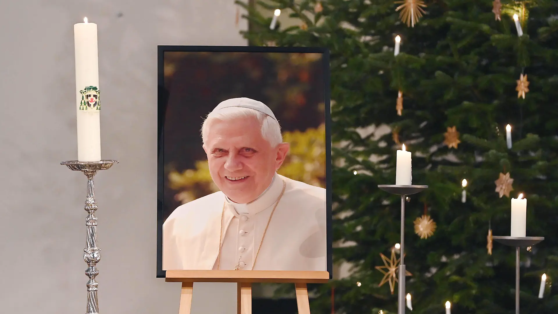 News Bilder des Tages Rottenburg 31.12.2022 Ein Bild des emeritierten Papstes Benedikt XVI. steht im Rottenburger Dom St. Martin. Der emeritierte Papst Benedikt XVI. ist am 31.12.2022 im Alter von 95 Jahren in Rom gestorben. *** Rottenburg 31 12 2022 A picture of Pope Emeritus Benedict XVI stands in Rottenburg Cathedral St Martin Pope Emeritus Benedict XVI died in Rome on 31 12 2022 at age 95