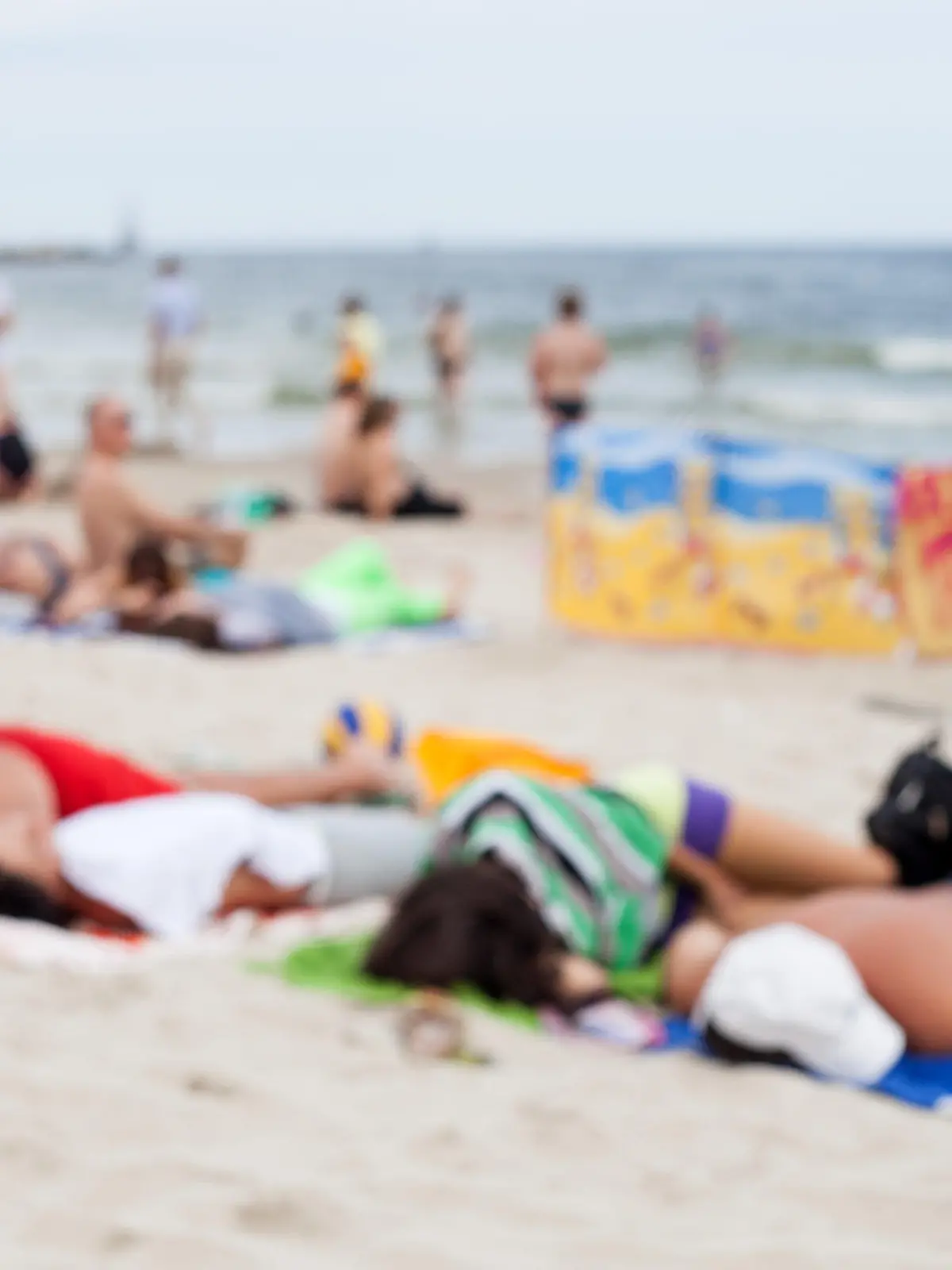 ARCHIV - ILLUSTRATION - Eine Frau telefoniert am 04.08.2013 mit einem Mobiltelefon am Strand von Kolberg, Polen, an der Ostsee. 71 Prozent der Arbeitnehmer in Deutschland sind auch im Urlaub für den Chef erreichbar. 58 beziehungsweise 59 Prozent sind per Telefon oder über Messenger-Dienste wie Whatsapp erreichbar. (zu dpa "Großteil der Arbeitnehmer ist auch im Urlaub erreichbar" vom 18.07.2017) Foto: Daniel Naupold/dpa +++(c) dpa - Bildfunk+++