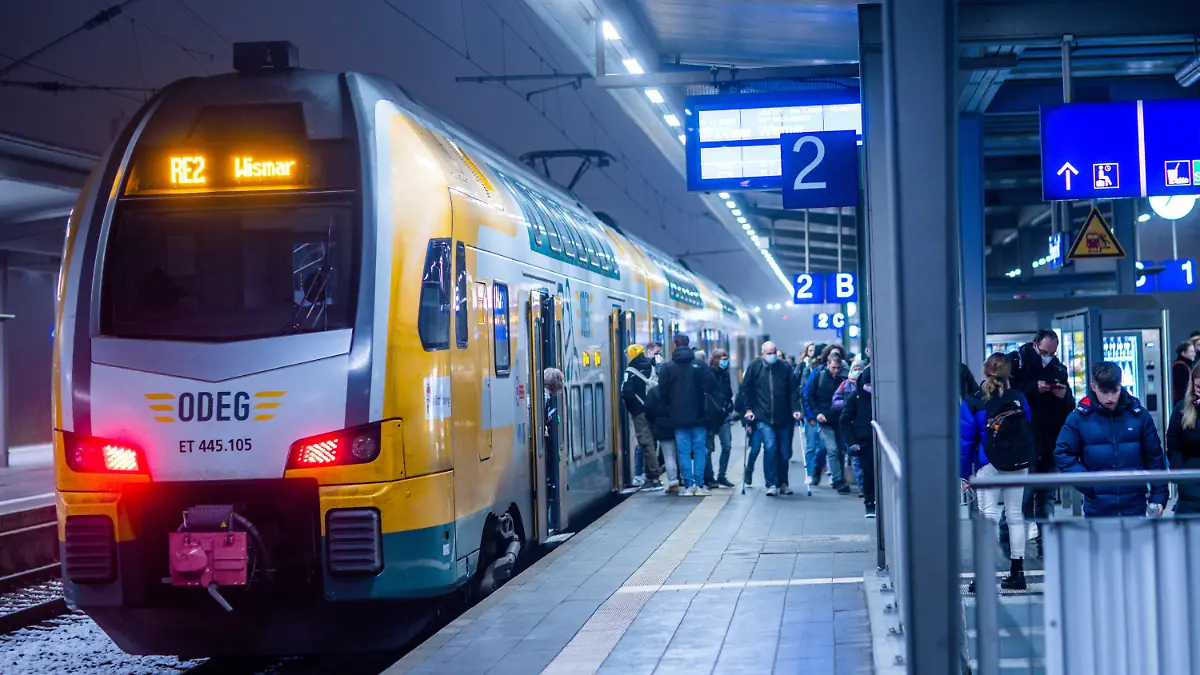 09.12.2022, Mecklenburg-Vorpommern, Schwerin: Fahrgäste steigen auf dem Hauptbahnhof aus einem Regionalzug. Der Weg für die Einführung des 49-Euro-Tickets für Millionen Fahrgäste im Nahverkehr mit Bussen und Bahnen ist geebnet. Nach langem Gezerre zwischen Bund und Ländern klärten Kanzler Scholz und die Ministerpräsidentinnen und Ministerpräsidenten letzte Finanzfragen. Für den Start des Deutschlandticket peilen die Länder den 01.04.2023 an. Foto: Jens Büttner/dpa +++ dpa-Bildfunk +++
