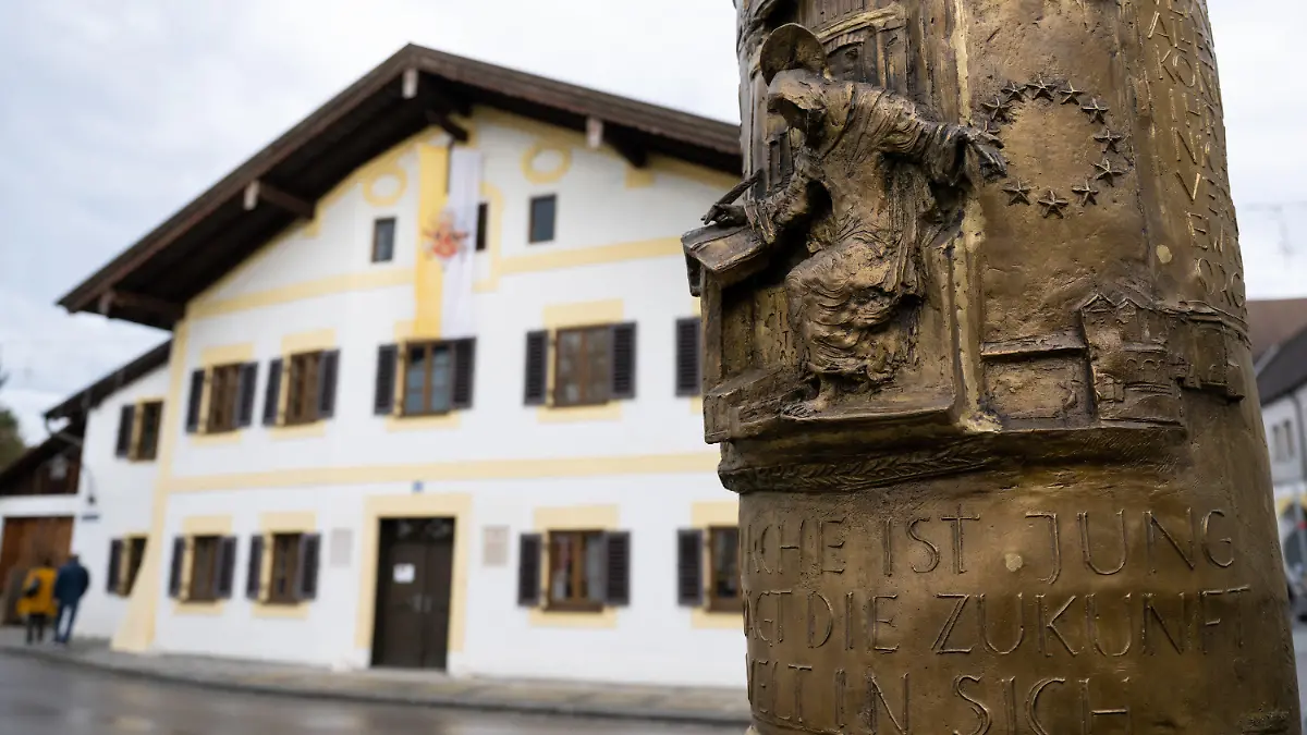 31.12.2022, Bayern, Marktl: Die Papstsäule ist vor dem Geburtshaus des emeritierten Papstes Benedikt XVI. zu sehen. Der emeritierte Papst Benedikt XVI. ist am 31.12.2022 im Alter von 95 Jahren im Vatikan gestorben. Foto: Sven Hoppe/dpa +++ dpa-Bildfunk +++