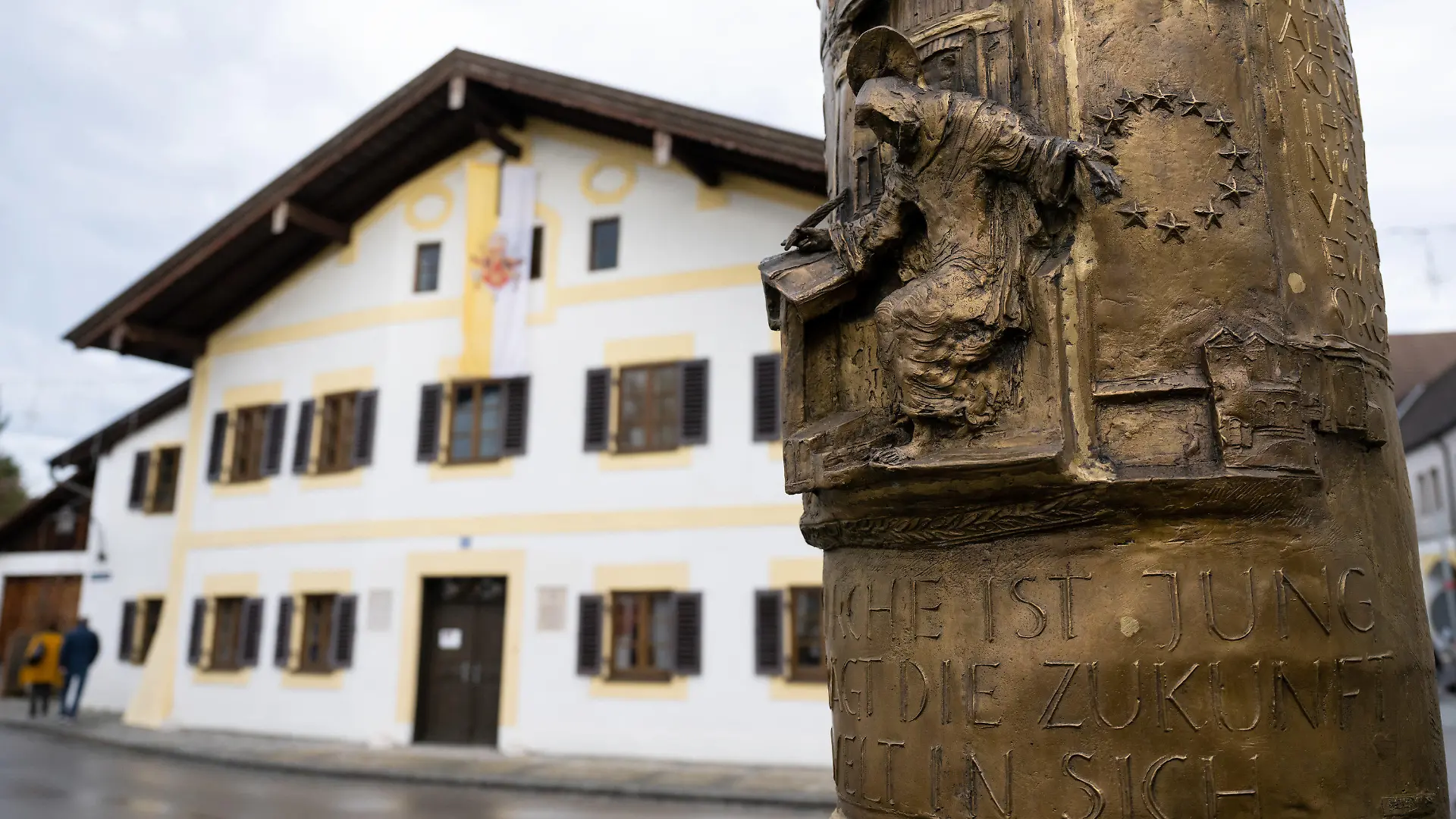31.12.2022, Bayern, Marktl: Die Papstsäule ist vor dem Geburtshaus des emeritierten Papstes Benedikt XVI. zu sehen. Der emeritierte Papst Benedikt XVI. ist am 31.12.2022 im Alter von 95 Jahren im Vatikan gestorben. Foto: Sven Hoppe/dpa +++ dpa-Bildfunk +++