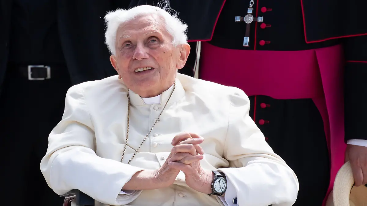 ARCHIV - 22.06.2020, Bayern, München: Der emeritierte Papst Benedikt XVI. kommt am Flughafen München an, um nach seinem viertägigen Besuch in Regensburg wieder zurück in den Vatikan zu fliegen. (zu dpa: ««Er ist sehr krank»: Sorgen um emeritierten Papst Benedikt XVI.») Foto: Sven Hoppe/dpa-Pool/dpa +++ dpa-Bildfunk +++