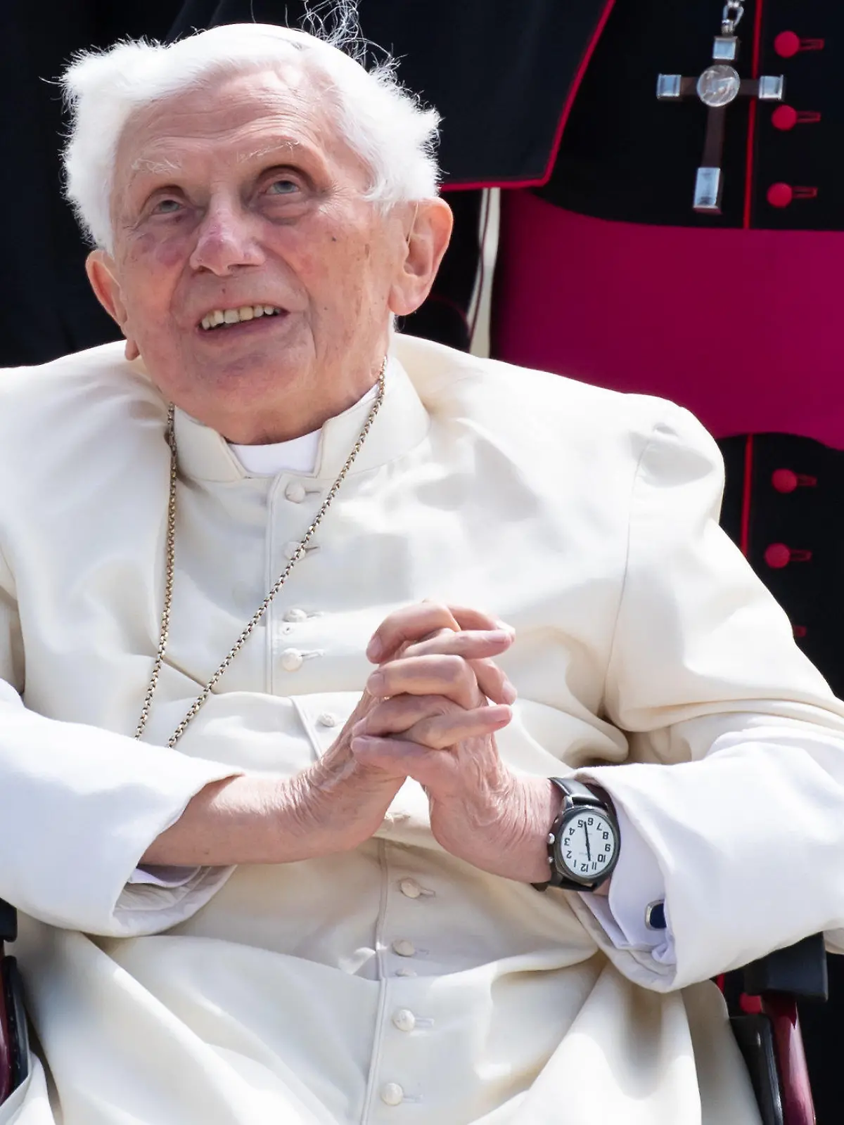 ARCHIV - 22.06.2020, Bayern, München: Der emeritierte Papst Benedikt XVI. kommt am Flughafen München an, um nach seinem viertägigen Besuch in Regensburg wieder zurück in den Vatikan zu fliegen. (zu dpa: ««Er ist sehr krank»: Sorgen um emeritierten Papst Benedikt XVI.») Foto: Sven Hoppe/dpa-Pool/dpa +++ dpa-Bildfunk +++