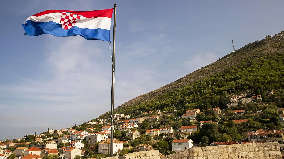 Fahne von Kroatien weht auf den Stadtmauern in Dubrovnik, Kroatien am 27. August 2018. Urlaubsziel Dubrovnik *** Flag of Croatia blowing on the city walls in Dubrovnik Croatia on August 27, 2018. Holiday Destination Dubrovnik  