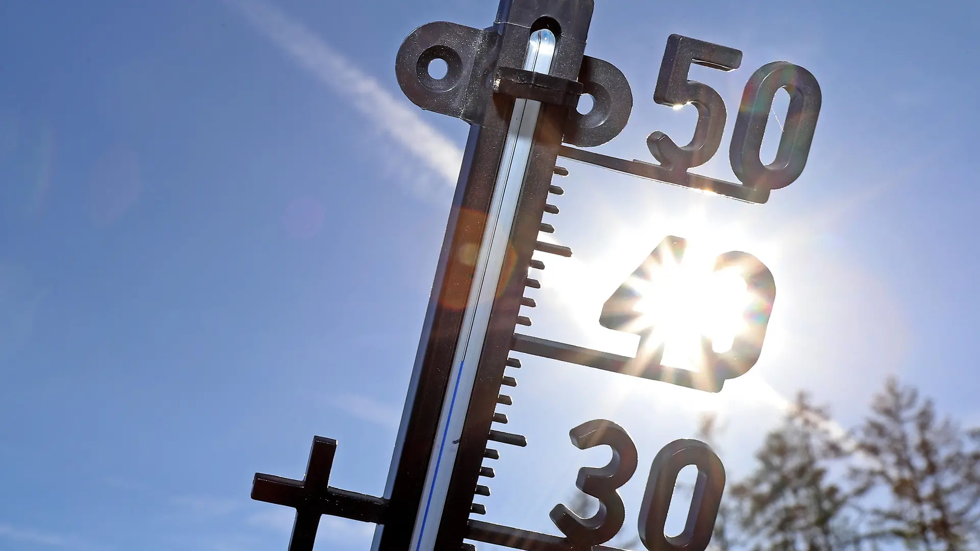 Sommer, Hitze im Siegerland, Symbolbild, ein Thermometer vor blauem Himmel und der Sonne Sommer im Siegerland am 18.07.2022 in Siegen/Deutschland. *** Summer, heat in Siegerland, symbol image, a thermometer against a blue sky and the sun summer in Siegerland on 18 07 2022 in Siegen Germany