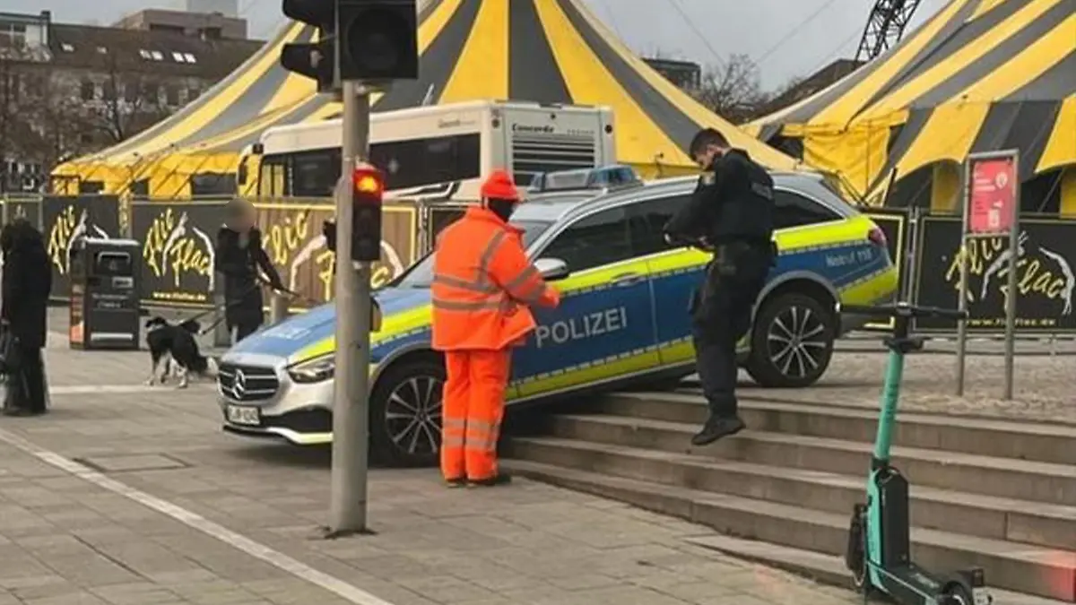 Polizeiwagen auf Kasseler Friedrichsplatz.