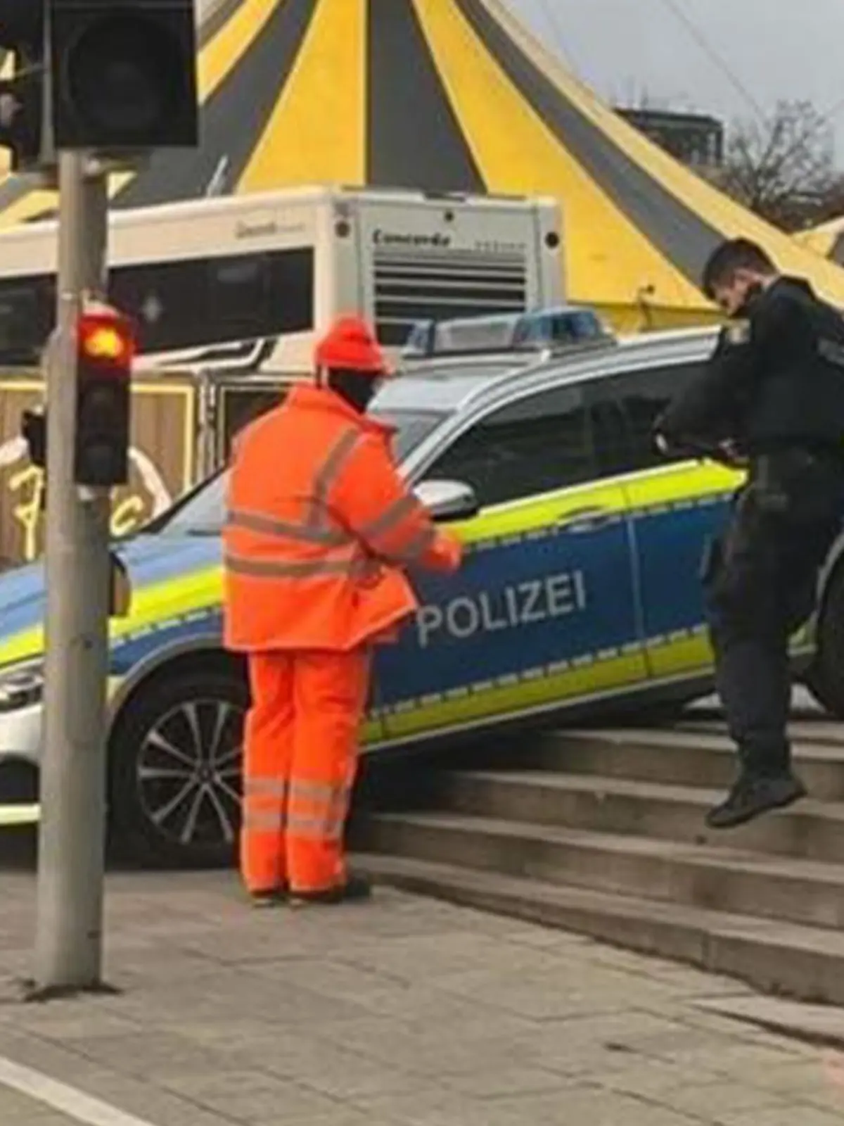 Polizeiwagen auf Kasseler Friedrichsplatz.