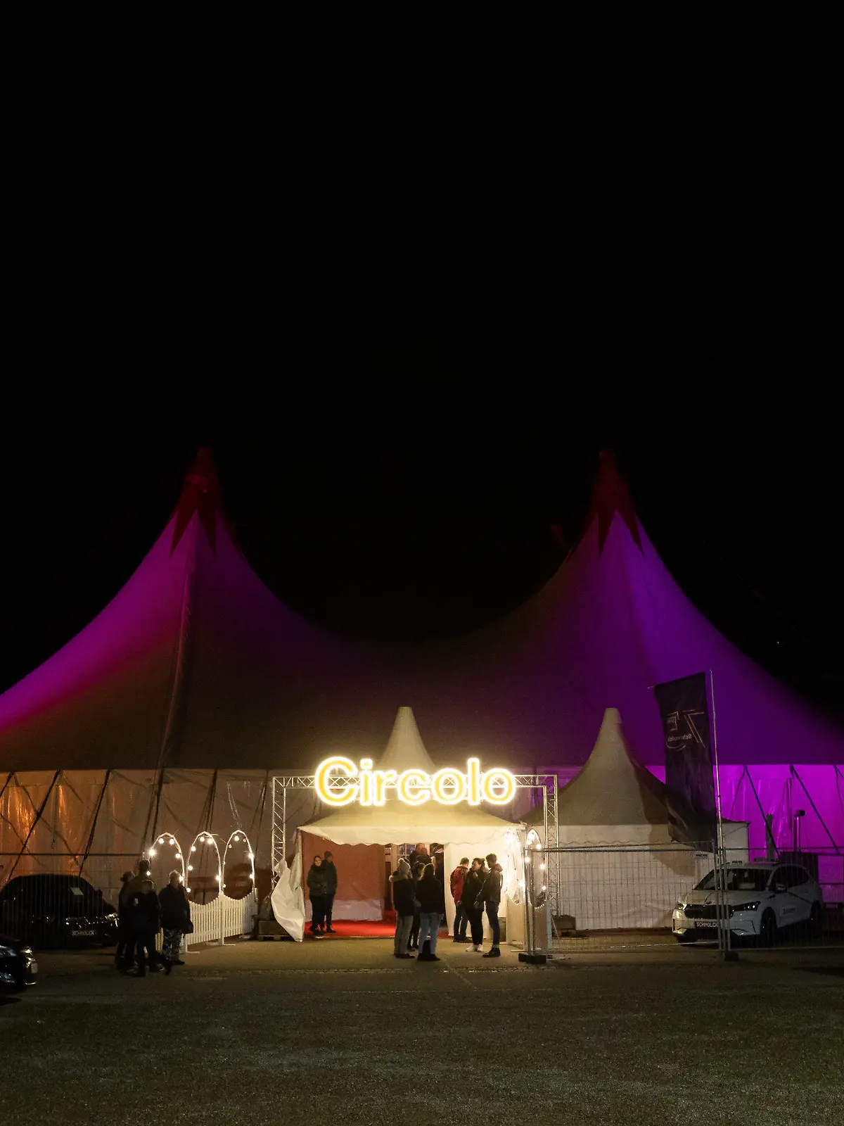 30.12.2022, Baden-Württemberg, Freiburg im Breisgau: Besucher stehen vor dem Eingang der Zirkusveranstaltung "Circolo" auf der Freiburger Messe. Vor den Augen des Publikums ist ein Hochseilartist im Freiburger Weihnachtszirkus rund fünf Meter in die Tiefe gestürzt und hat sich mehrere Knochen gebrochen. Foto: Philipp von Ditfurth/dpa +++ dpa-Bildfunk +++