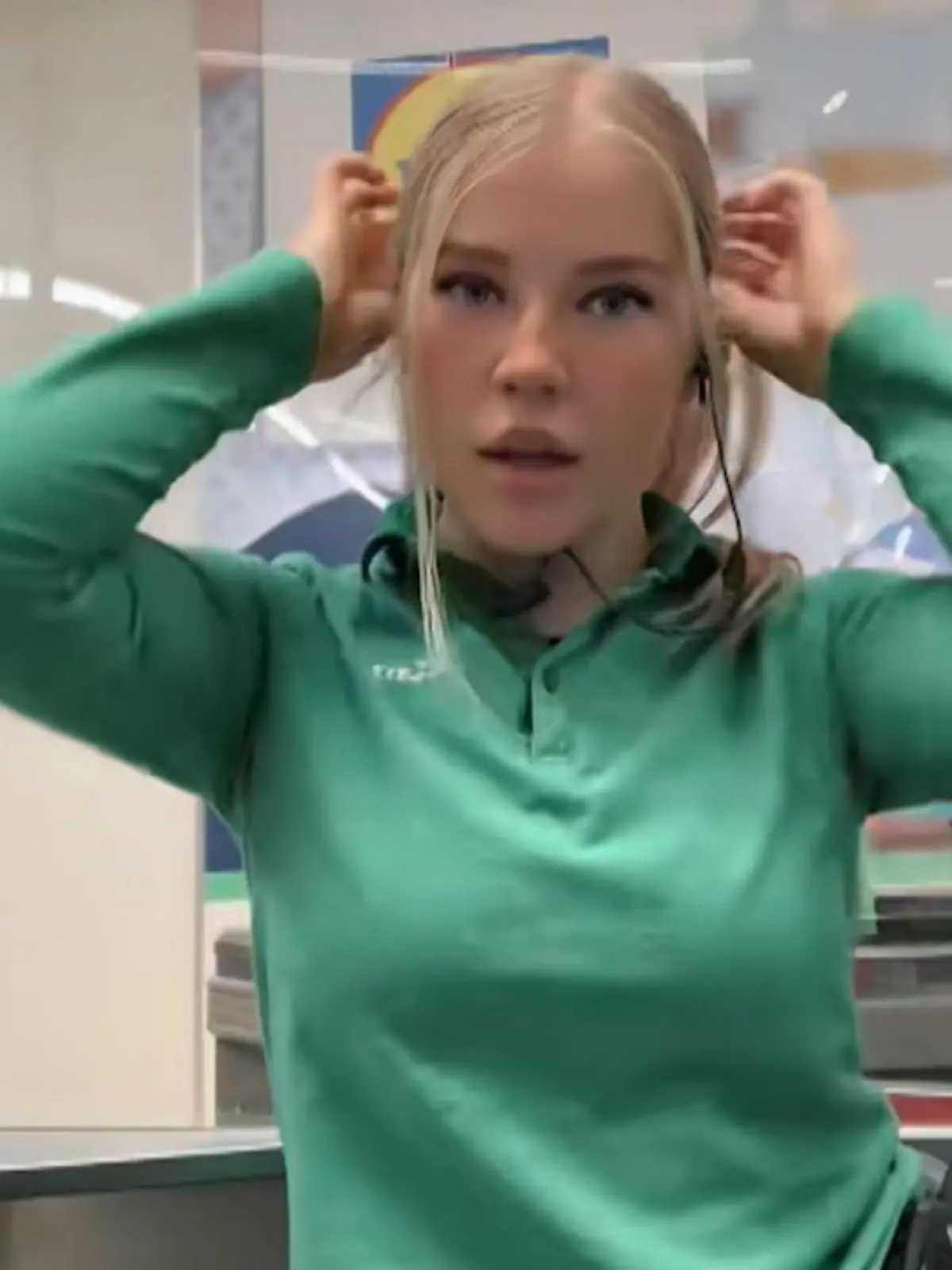 Erinnern Sie sich noch an die schönste Kassiererin Deutschlands, die 2019 durch Tiktok viral ging und seitdem als Model und Influencerin arbeitet? Elaine Victoria sorgte damals in der Aldi-Uniform für Aufsehen. Jetzt steht vielleicht schon die nächste Supermarkt-Sensation in den Startlöchern - und das von der Konkurrenz Lidl!