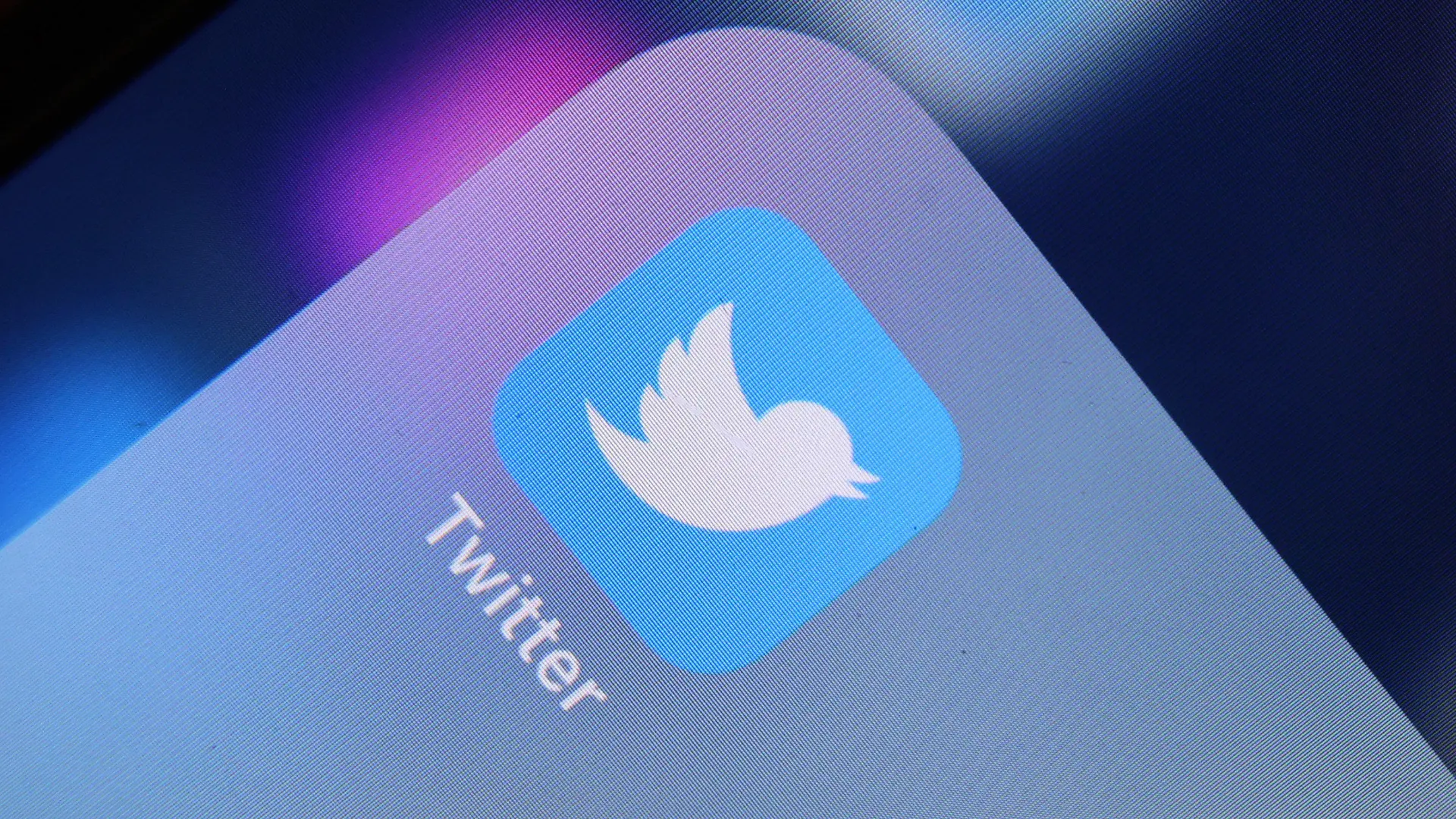ARCHIV - 26.04.2022, Bayern, Kempten: ILLUSTRATION - Das Logo der Nachrichten-Plattform Twitter ist auf dem Display eines iPhone zu sehen. (zu dpa: «EU-Kommissar droht Twitter mit Strafzahlungen und Abschaltung») Foto: Karl-Josef Hildenbrand/dpa +++ dpa-Bildfunk +++