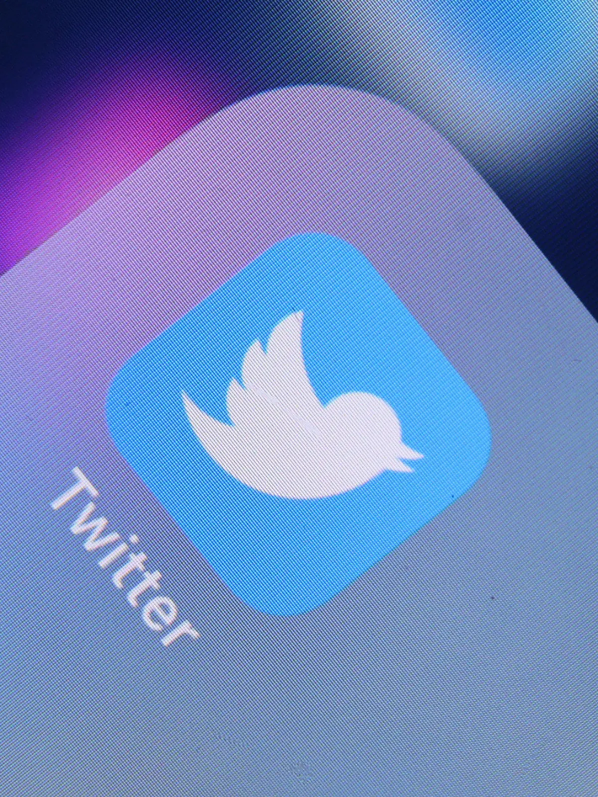 ARCHIV - 26.04.2022, Bayern, Kempten: ILLUSTRATION - Das Logo der Nachrichten-Plattform Twitter ist auf dem Display eines iPhone zu sehen. (zu dpa: «EU-Kommissar droht Twitter mit Strafzahlungen und Abschaltung») Foto: Karl-Josef Hildenbrand/dpa +++ dpa-Bildfunk +++