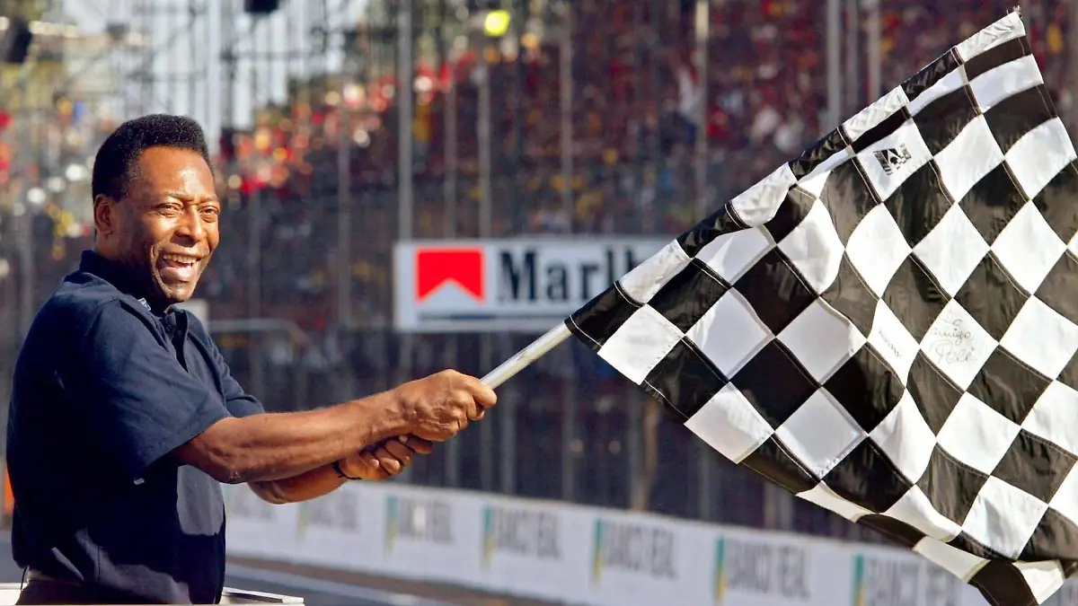 Der ehemalige brasilianische Weltklasse-Fußballer Edson Arantes do Nascimento, besser bekannt als "Pele", schwingt am 31.3.2002 beim Formel 1- Rennen in Interlagos nahe Sao Paulo begeistert die Zielflagge. Den Großen Preis von Brasilien gewann der deutsche Formel 1-Pilot Michael Schumacher auf Ferrari mit knappem Vorsprung vor seinem Bruder Ralf (Williams-BMW). Dritter wurde der Schotte Coulthard (McLaren-Mercedes).