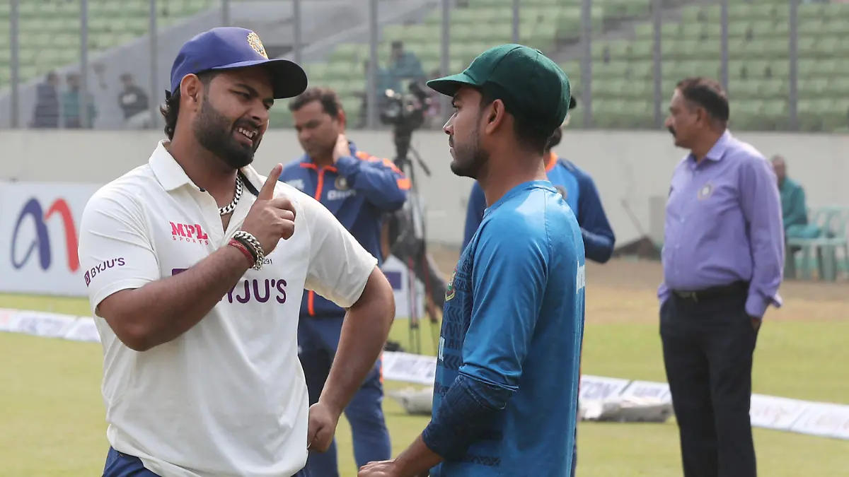 India's Rishabh Pant, left, and Bangladesh's Mehidy Hasan Miraz talk after Indian won second cricket test match against Bangladesh, in Dhaka, Bangladesh, Sunday, Dec. 25, 2022. (AP Photo/Surjeet Yadav)