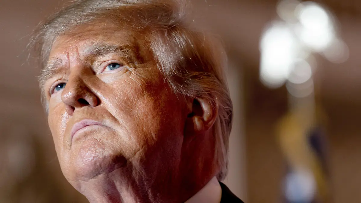 ARCHIV - 15.11.2022, USA, Palm Beach: Donald Trump, ehemaliger US-Präsident, spricht in seinem Anwesen Mar-a-Lago. Trump hat mit der Forderung, wegen vermeintlichen Betrugs bei der Wahl 2020 die Verfassung der Vereinigten Staaten auszuhebeln, Empörung ausgelöst. (zu dpa "Trump löst auch in Reihen der Republikaner Empörung aus") Foto: Andrew Harnik/AP/dpa +++ dpa-Bildfunk +++