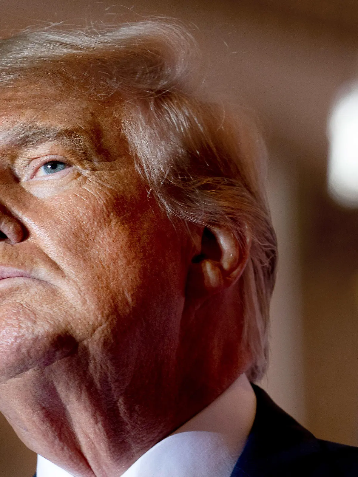 ARCHIV - 15.11.2022, USA, Palm Beach: Donald Trump, ehemaliger US-Präsident, spricht in seinem Anwesen Mar-a-Lago. Trump hat mit der Forderung, wegen vermeintlichen Betrugs bei der Wahl 2020 die Verfassung der Vereinigten Staaten auszuhebeln, Empörung ausgelöst. (zu dpa "Trump löst auch in Reihen der Republikaner Empörung aus") Foto: Andrew Harnik/AP/dpa +++ dpa-Bildfunk +++